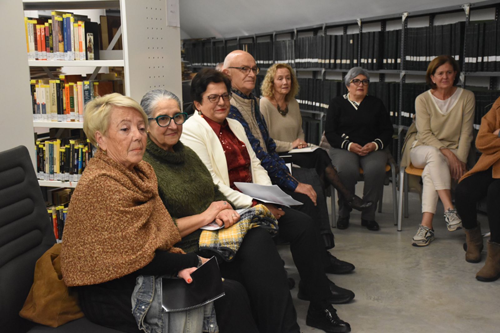 Miembros del club, maravillados ante las historias narradas por la escritora inglesa. / FOTO G.S.