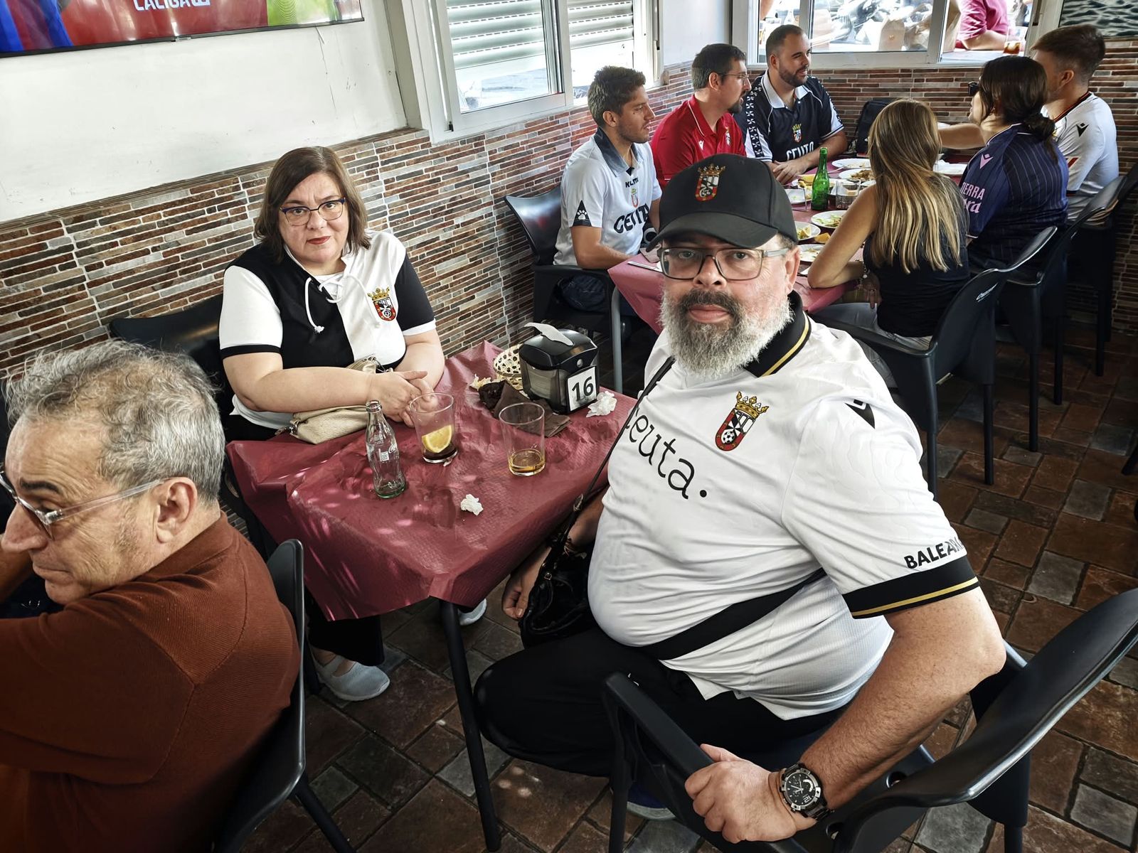 Aficionados en la previa del partido ante el Sabadell