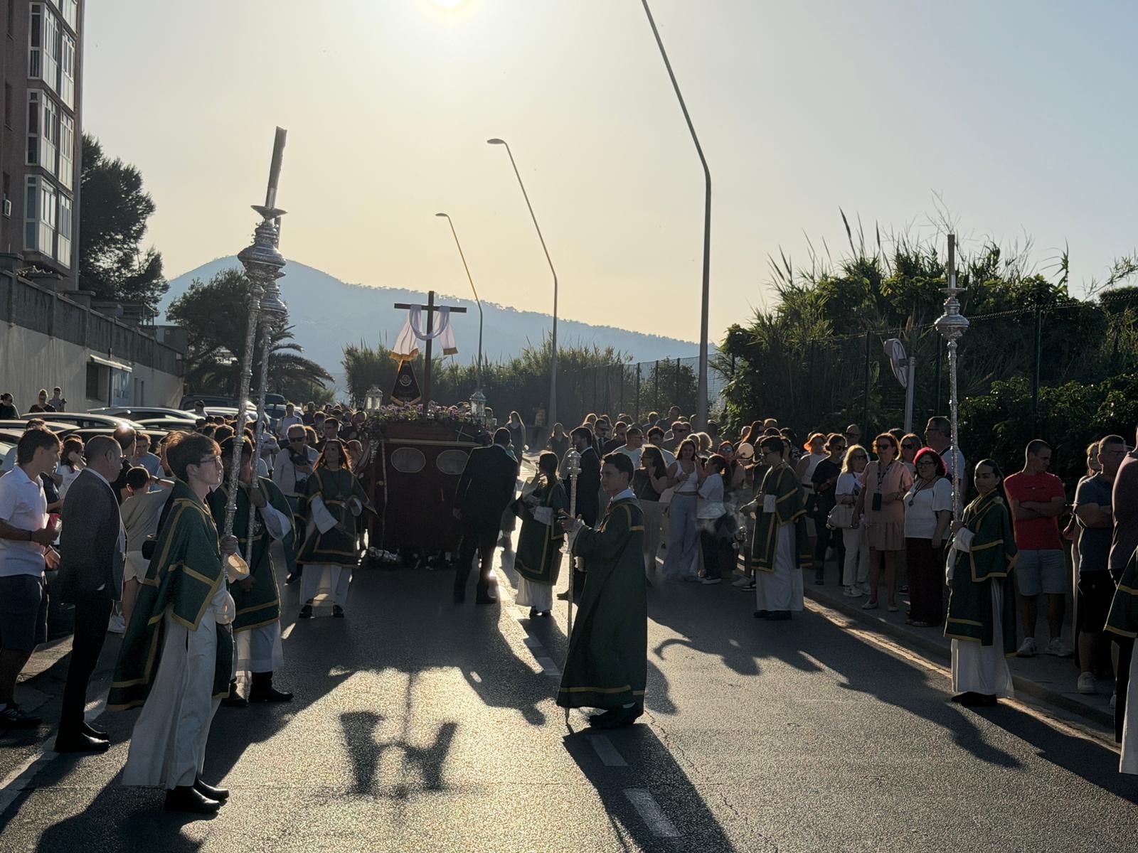 Emotiva procesión de la Cruz de Mayo de Parques de Ceuta por la barriada