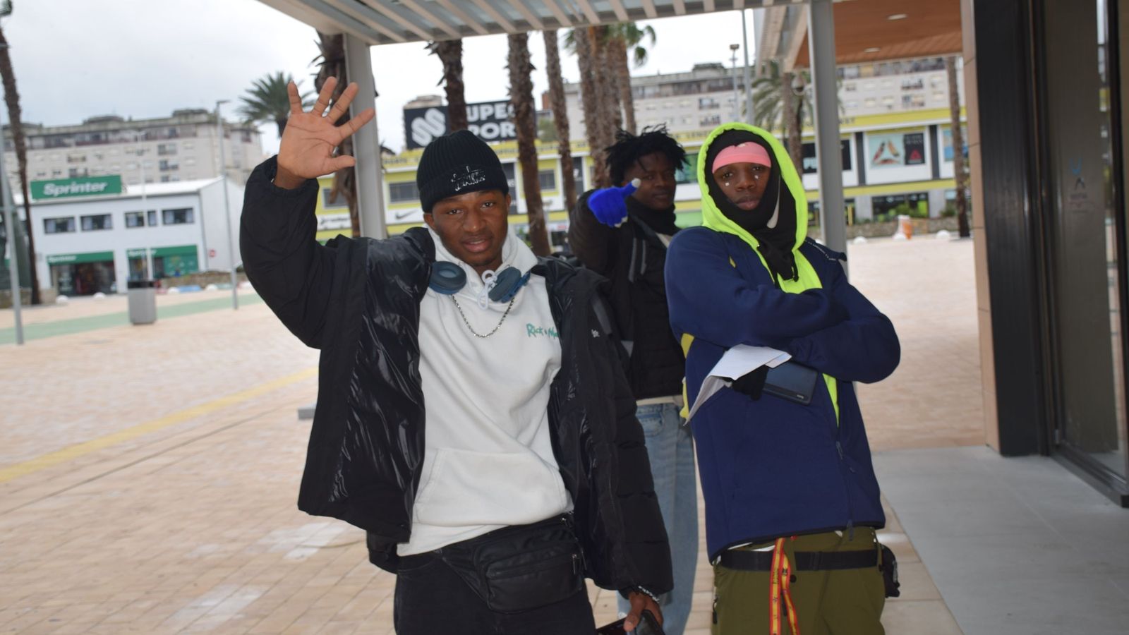 Residentes del CETI posan en la Estación Marítima, desde donde tomaron un barco hacia Algeciras