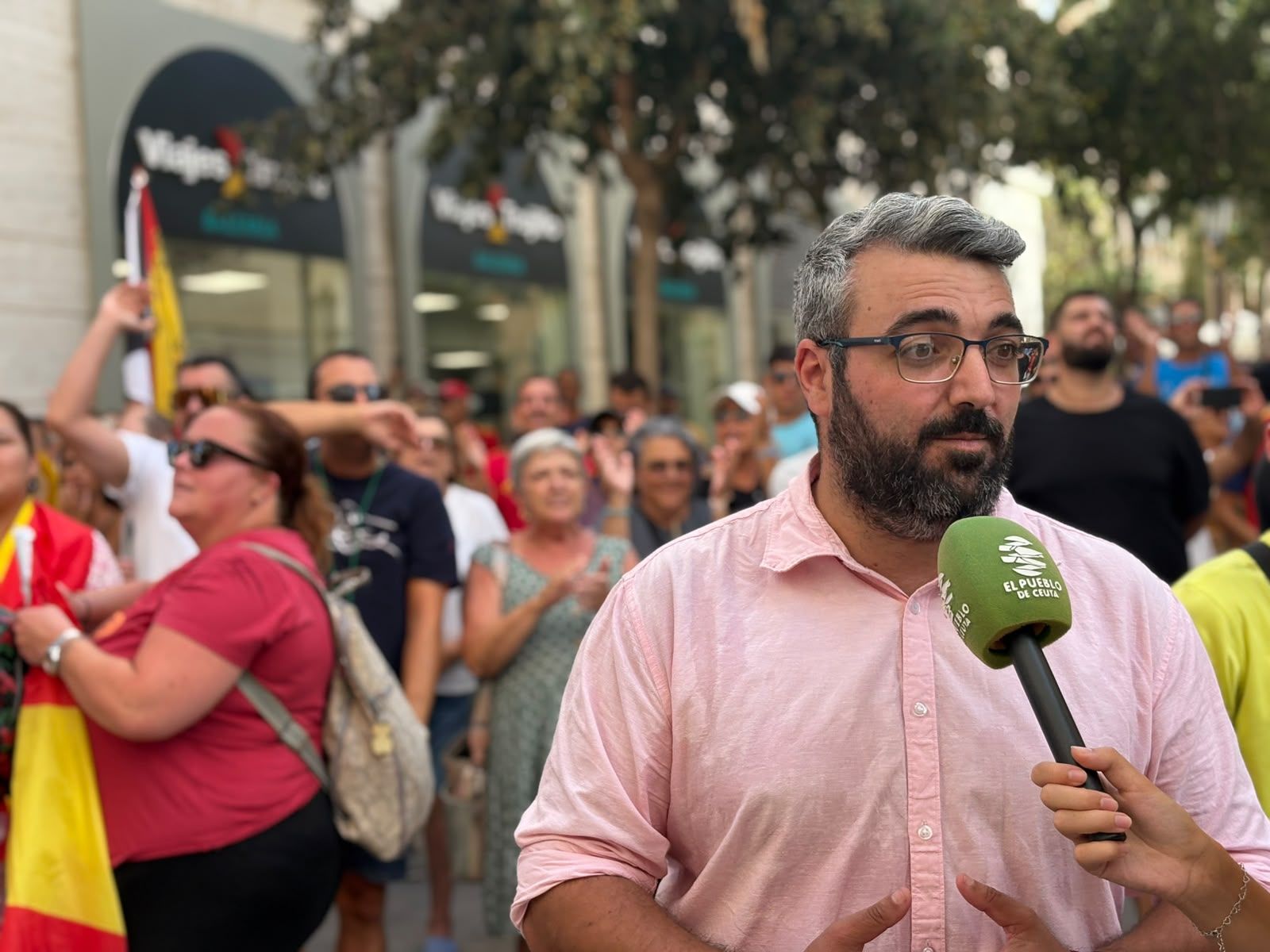 El diputado socialista Melchor León en la concentración ciudadana de este martes