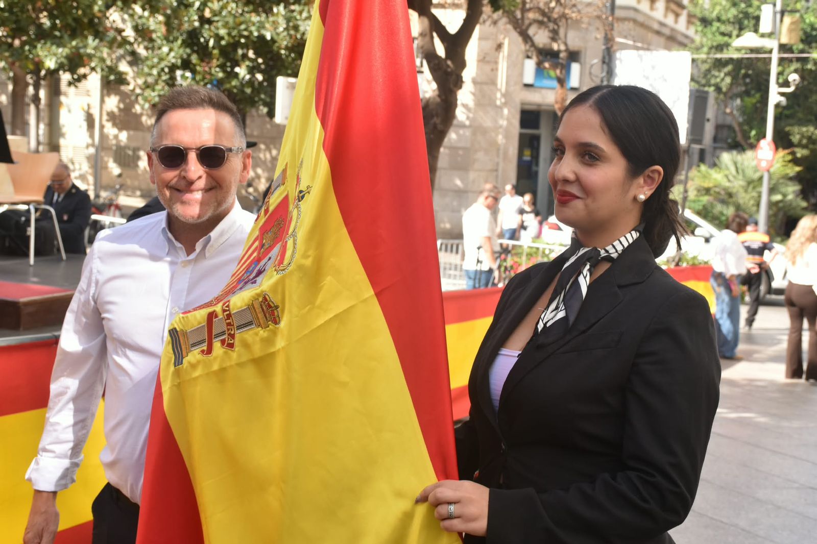 Multitud de ceutíes juran bandera de manera simbólica para mostrar su pertenencia a España