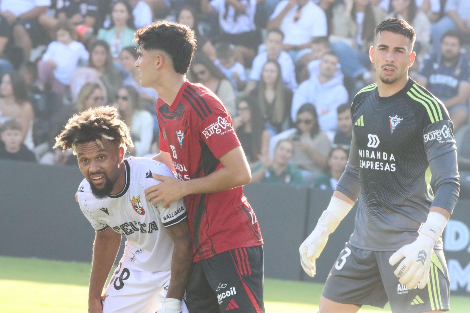 El Ceuta pone la directa ante el Mirandés: resumen en fotos