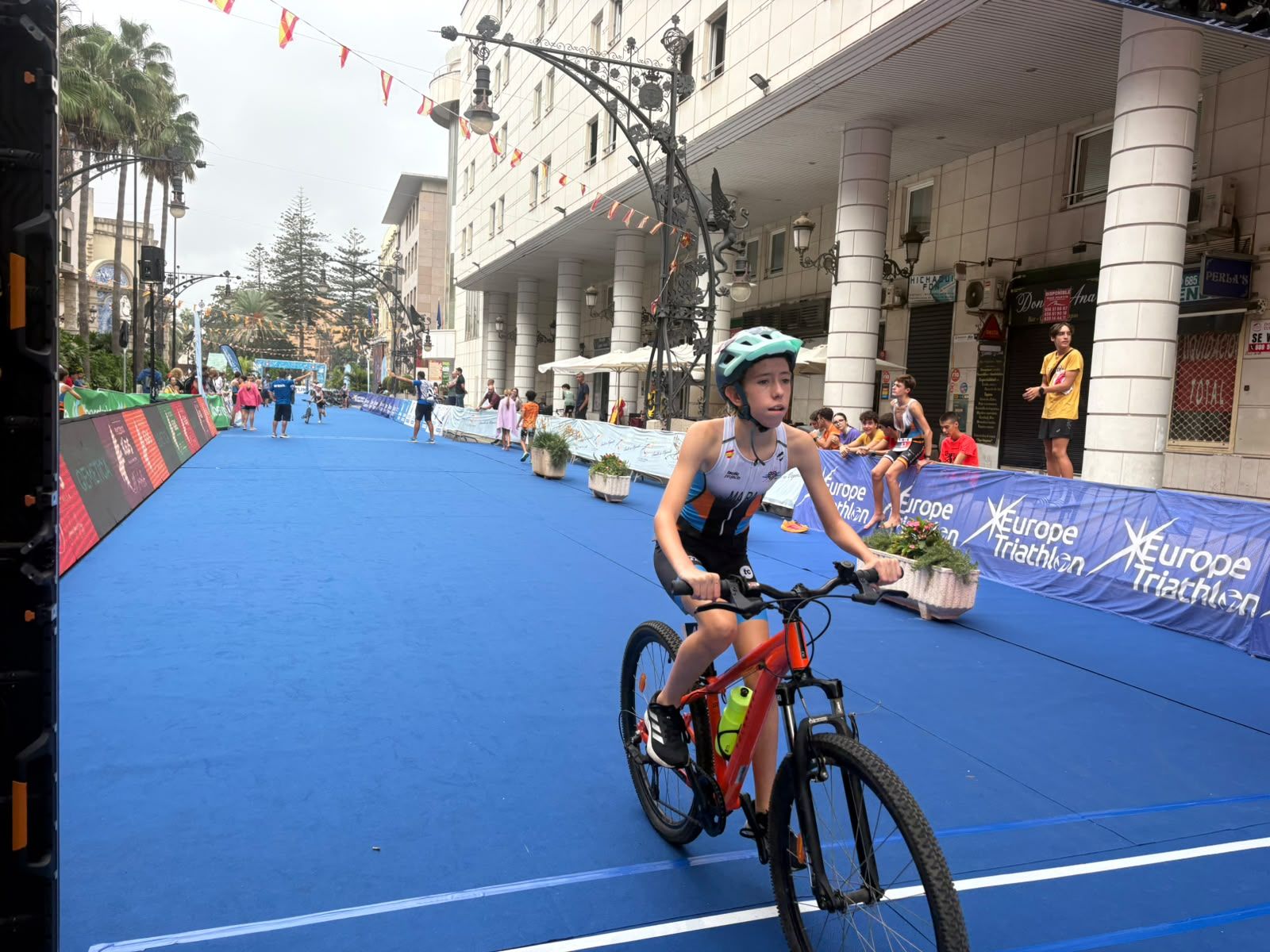 Los aficionados al triatlón en Ceuta se reúnen para participar en el Acuatlón Popular 'Juan Mur' y en la Phoenix Kids Triathlon