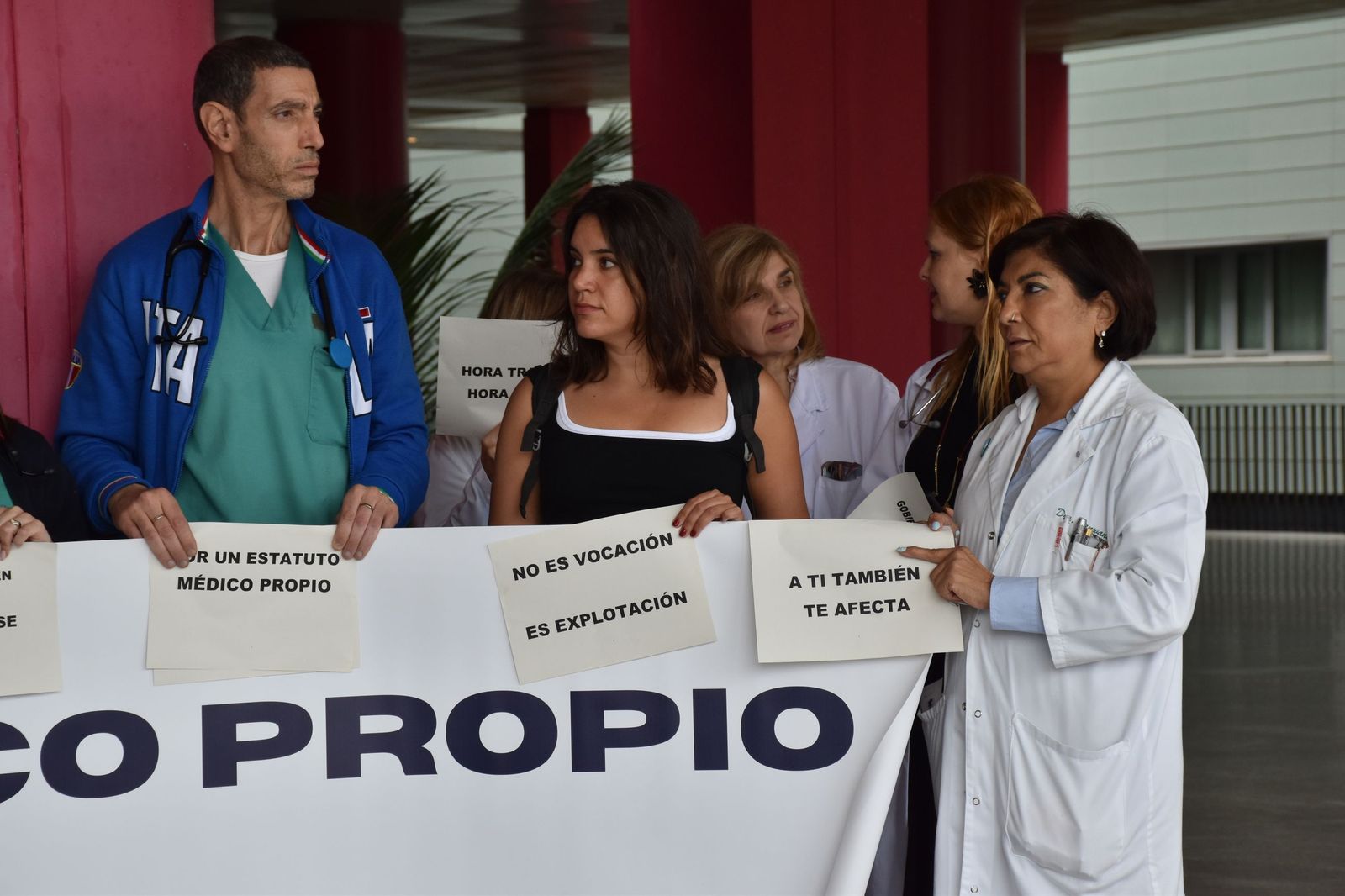 Concentración de los médicos de HUCE con motivo de la huelga nacional por el estatuto propio