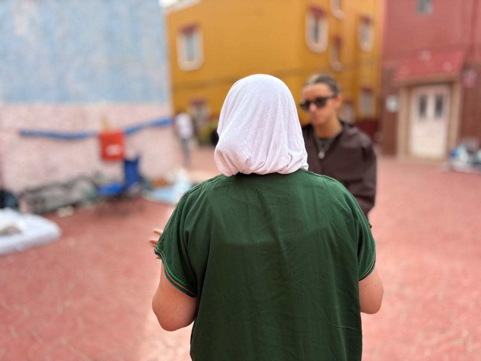 Los Rosales estalla tras 70 días de abandono y exige una solución para los migrantes que siguen en sus calles