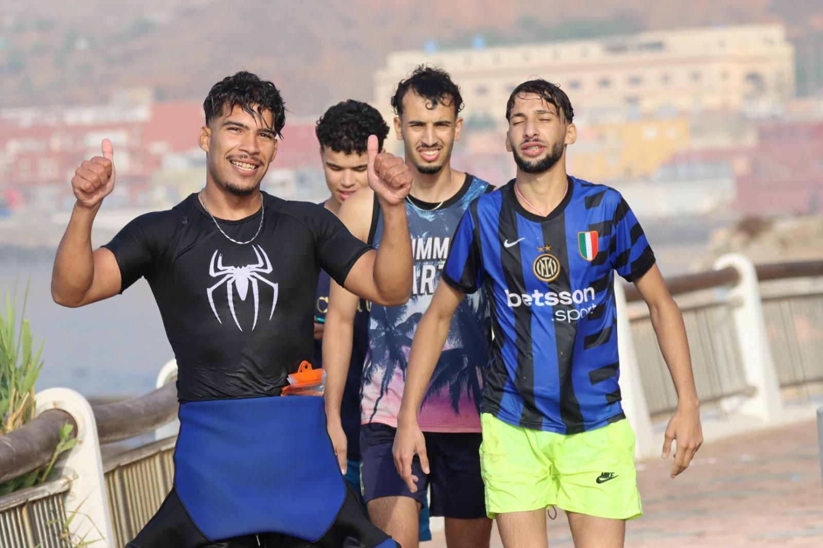 Las entradas en Ceuta de este jueves desde Marruecos, en imágenes