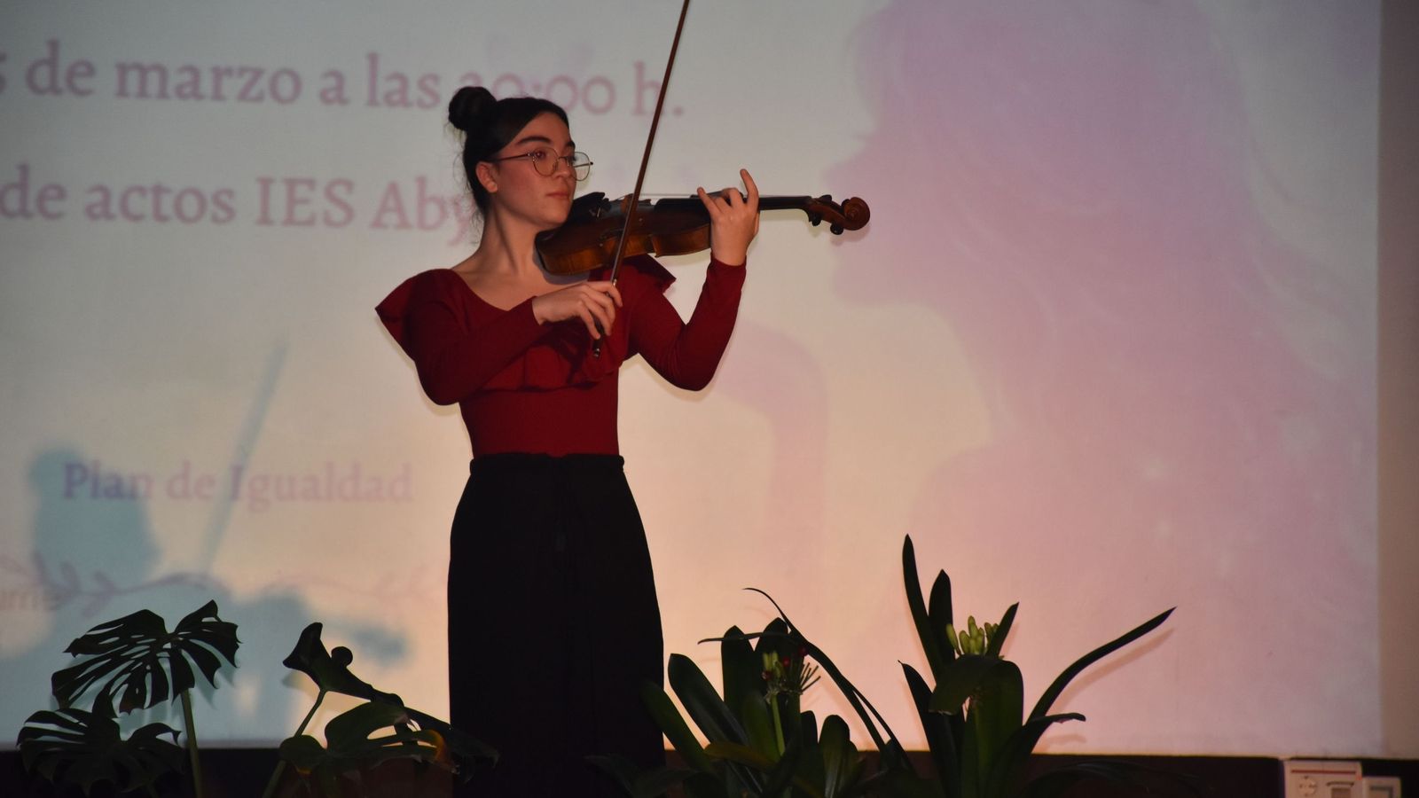 Gala 'Mujer Abyla' 2026, que homenajeó a la profesora y jefa de estudios Pilar Sanz