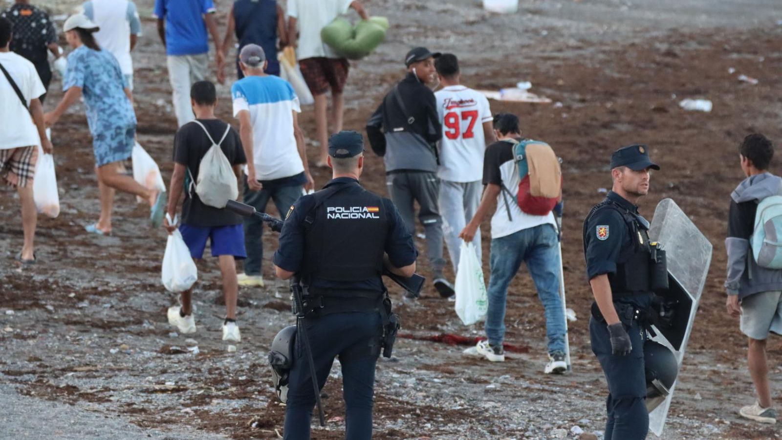 La Policía Nacional blinda la playa de Benítez para que los manifestantes ceutíes no se acerquen a los migrantes ni a sus asentamientos