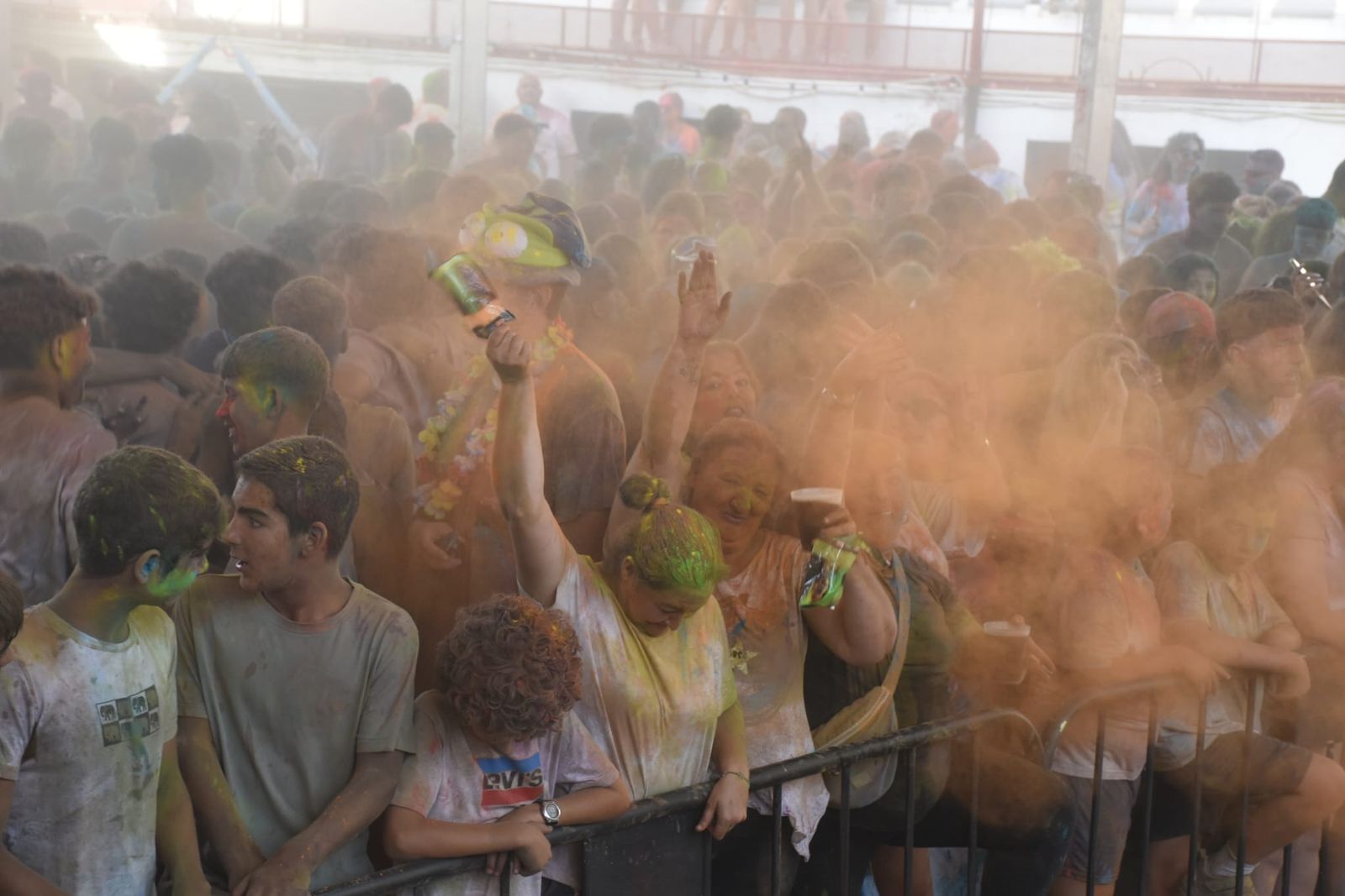 El Holi vuelve a teñir Ceuta de color por la solidaridad y el amor