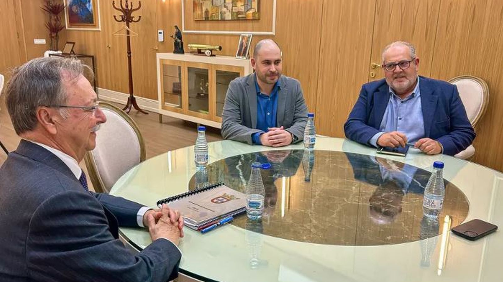 Vivas y Pérez Triano, junto al 'número dos' del PSOE local, Antonio Coronil, en una reunión