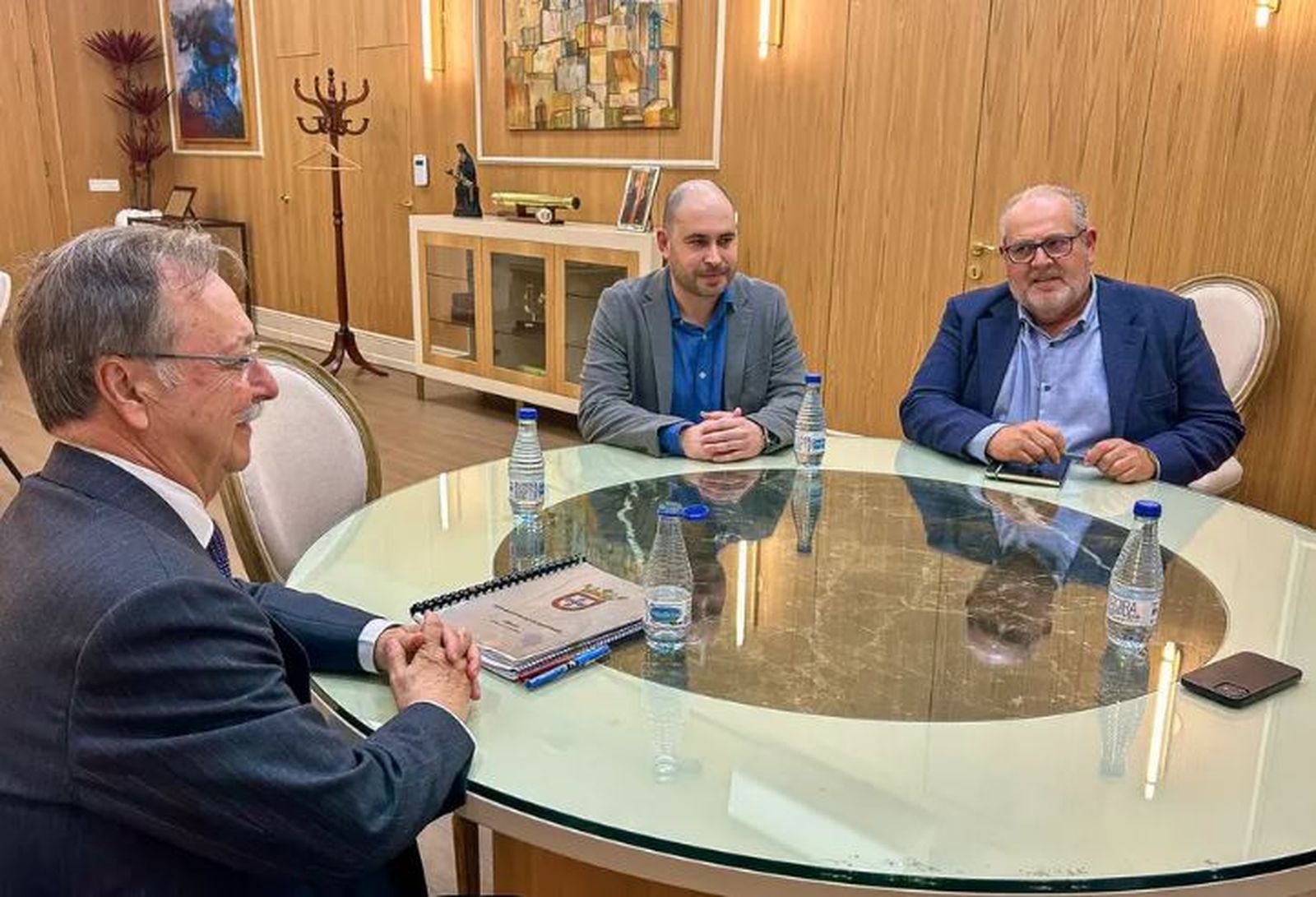 Vivas y Pérez Triano junto al 'número dos' del PSOE local, Antonio Coronil, en una reunión