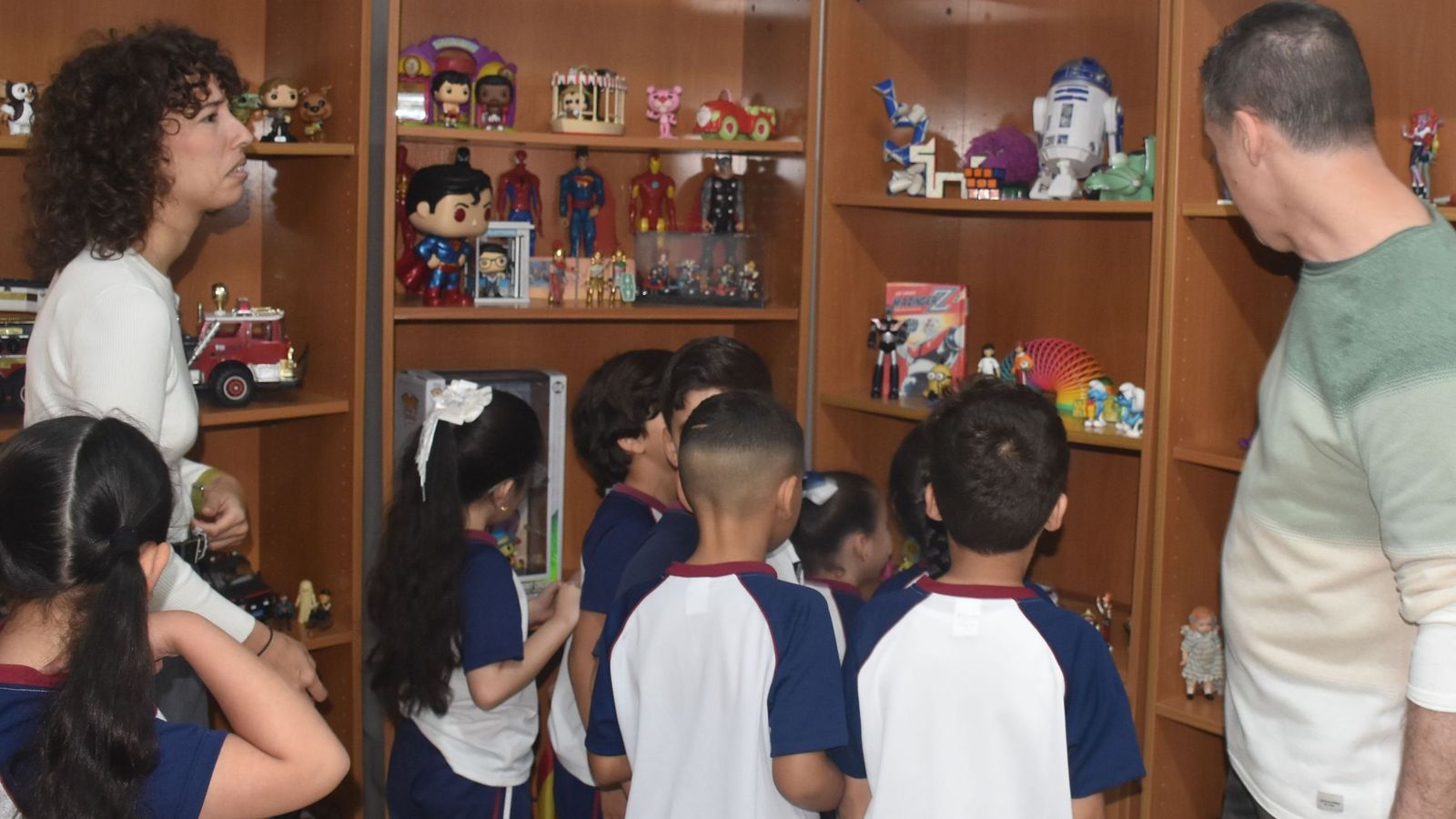 Los alumnos visitan parte de la exposición