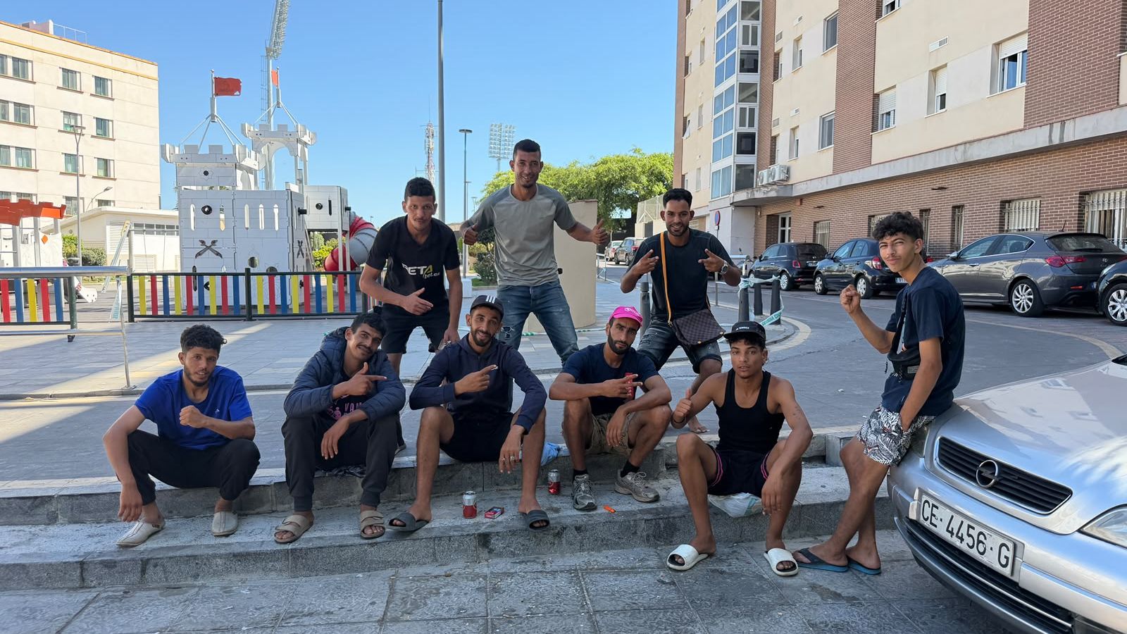 Miles de migrantes continúan deambulando por las calles de Ceuta