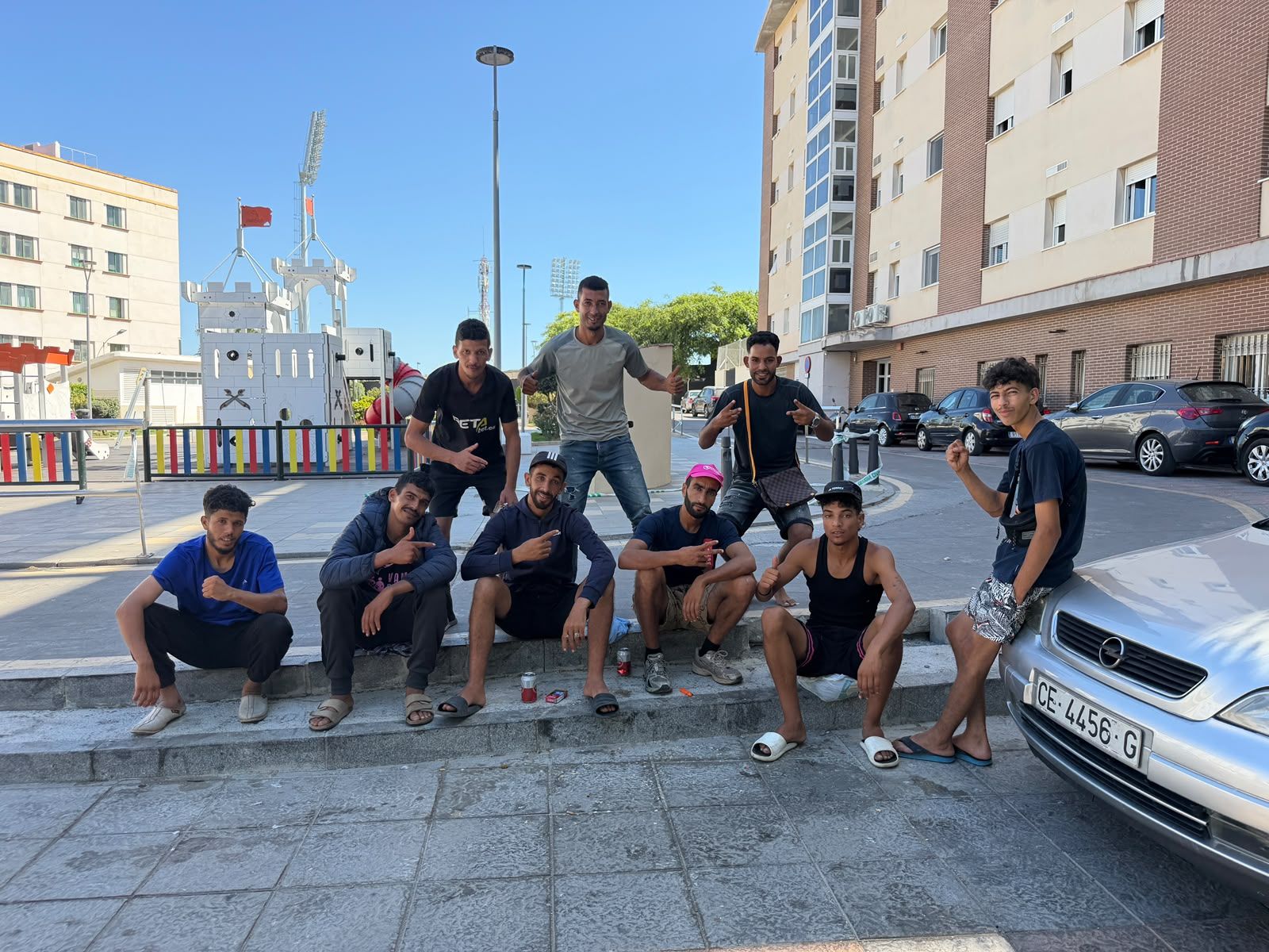 Miles de migrantes continúan deambulando por las calles de Ceuta