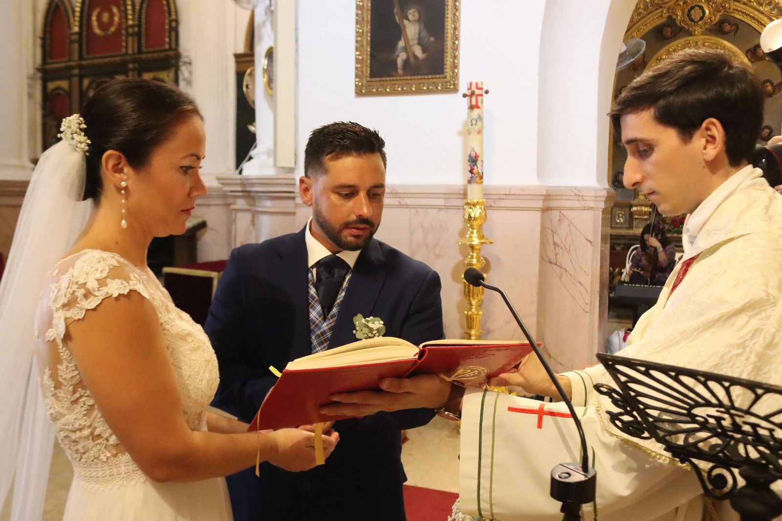 FOTOGALERÍA | Marta y Laslo se dan el 'sí quiero' ante la Patrona de Ceuta