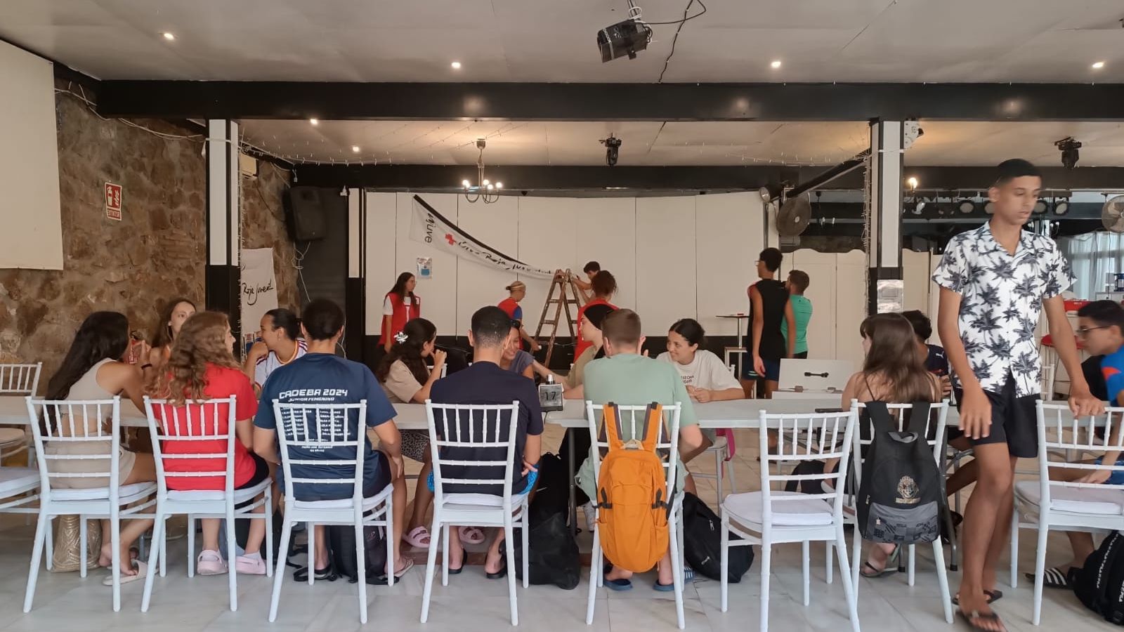 Los jóvenes charlan mientras esperan el desayuno