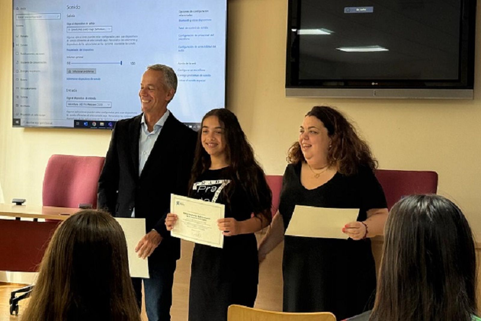 Miguel Señor y Cristina Pérez entregando diplomas a alumnos que participaron en Fiction Express