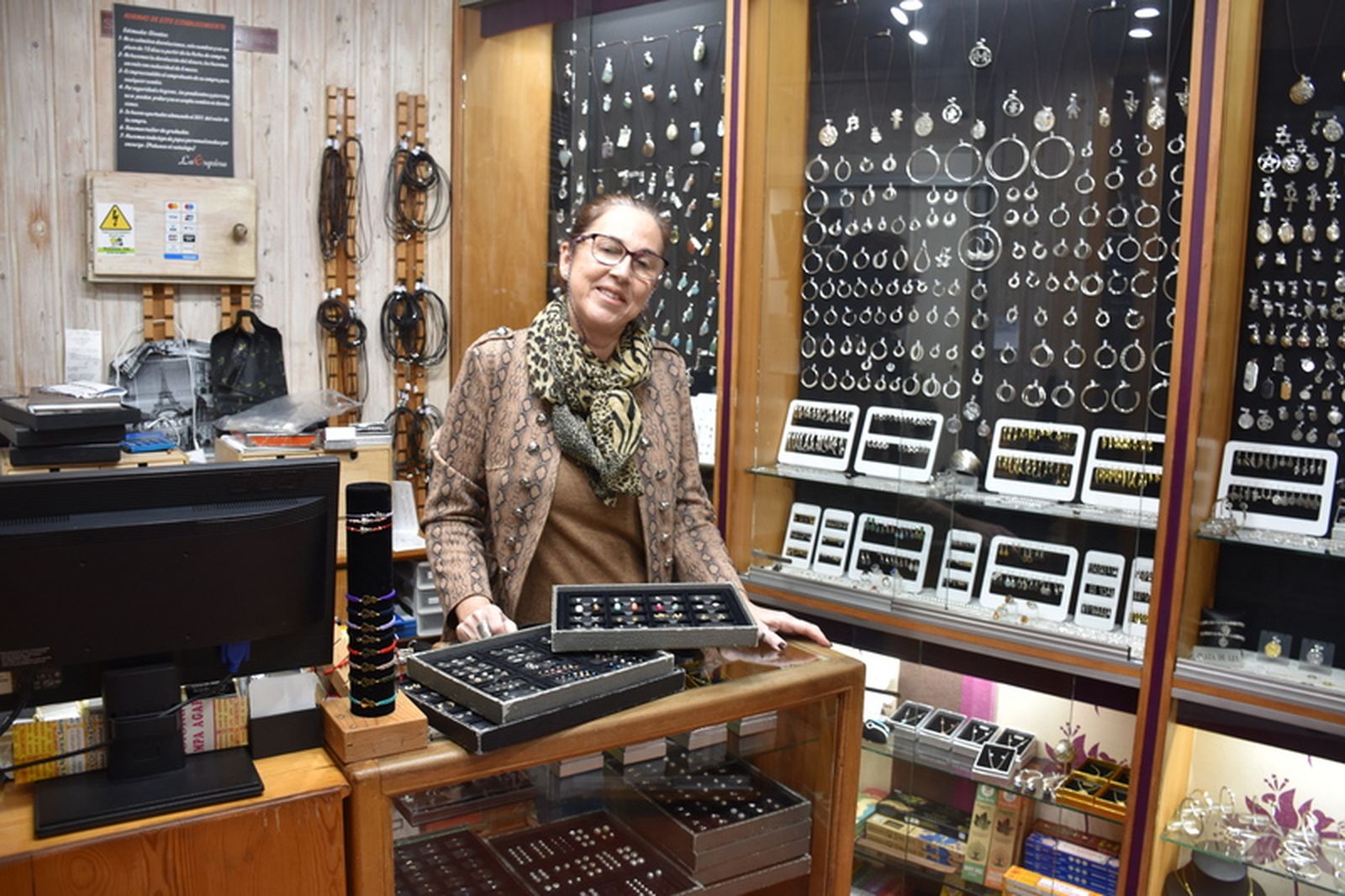 todo en plata  La Esquina se encuentra situada al principio de calle Jáudenes. Rosa lleva desde 1989 en este local que se dedica exclusivamente a la plata. FOTO NICOLS