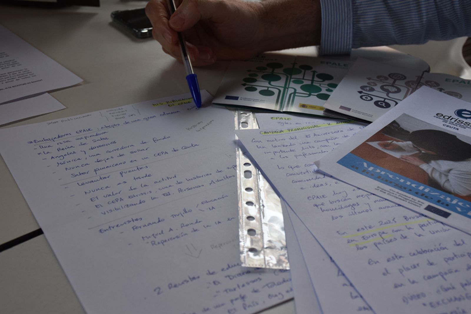 Jesús Canca señala con su bolígrafo un documento donde resume los orígenes y la esencia del proyecto EPALE. / FOTO G.S.
