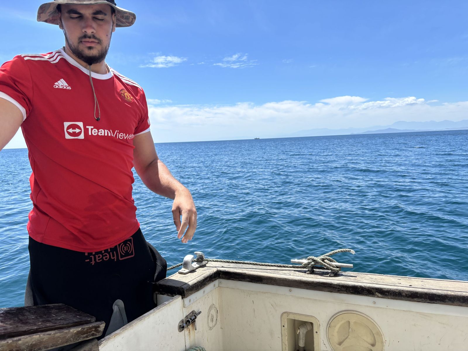 Ceuta blinda sus playas contra las medusas: el trabajo invisible que garantiza un verano seguro en el mar
