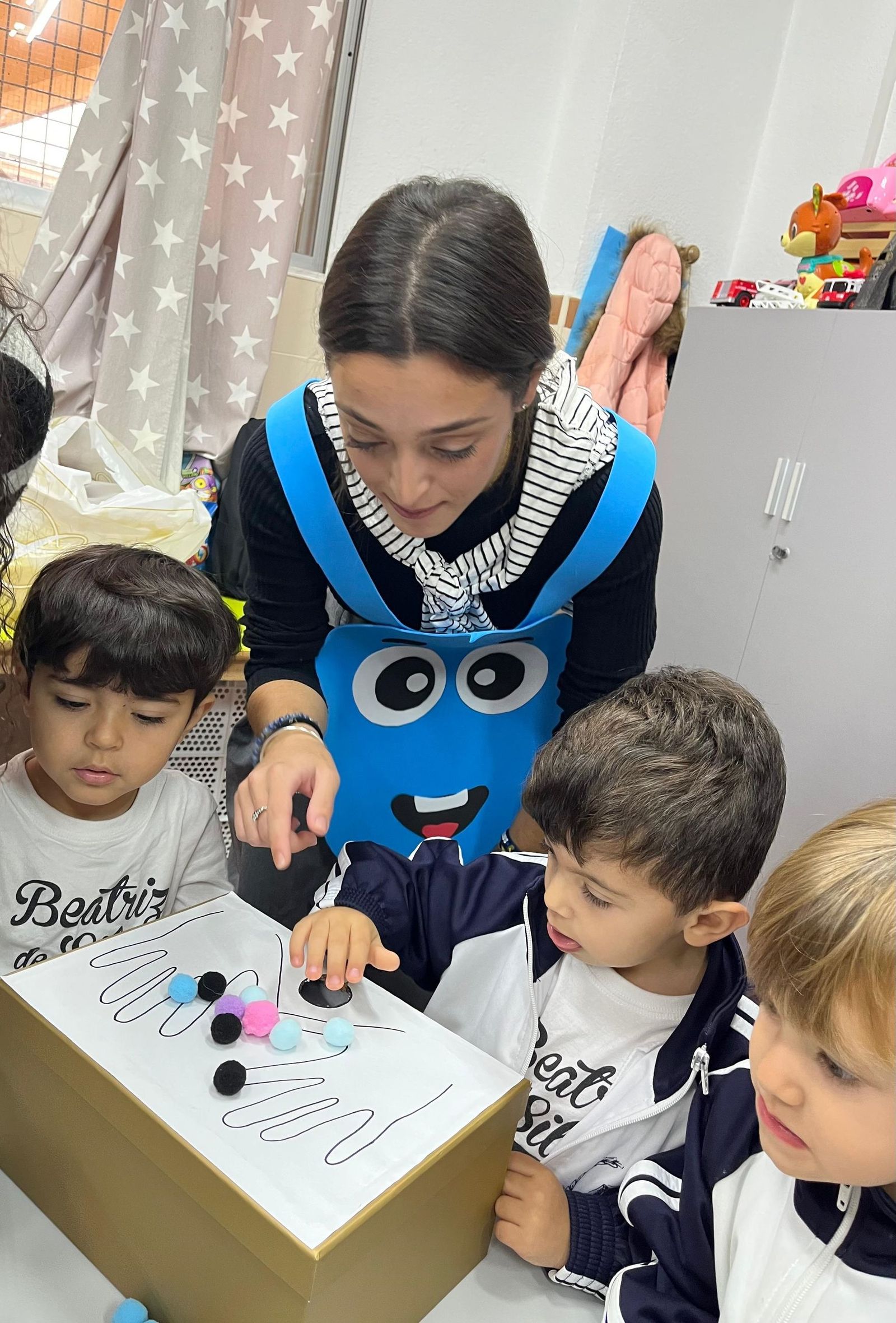 Estudiantes de Enfermería y pequeños del Beatriz de Silva, en una jornada sobre hábitos saludables