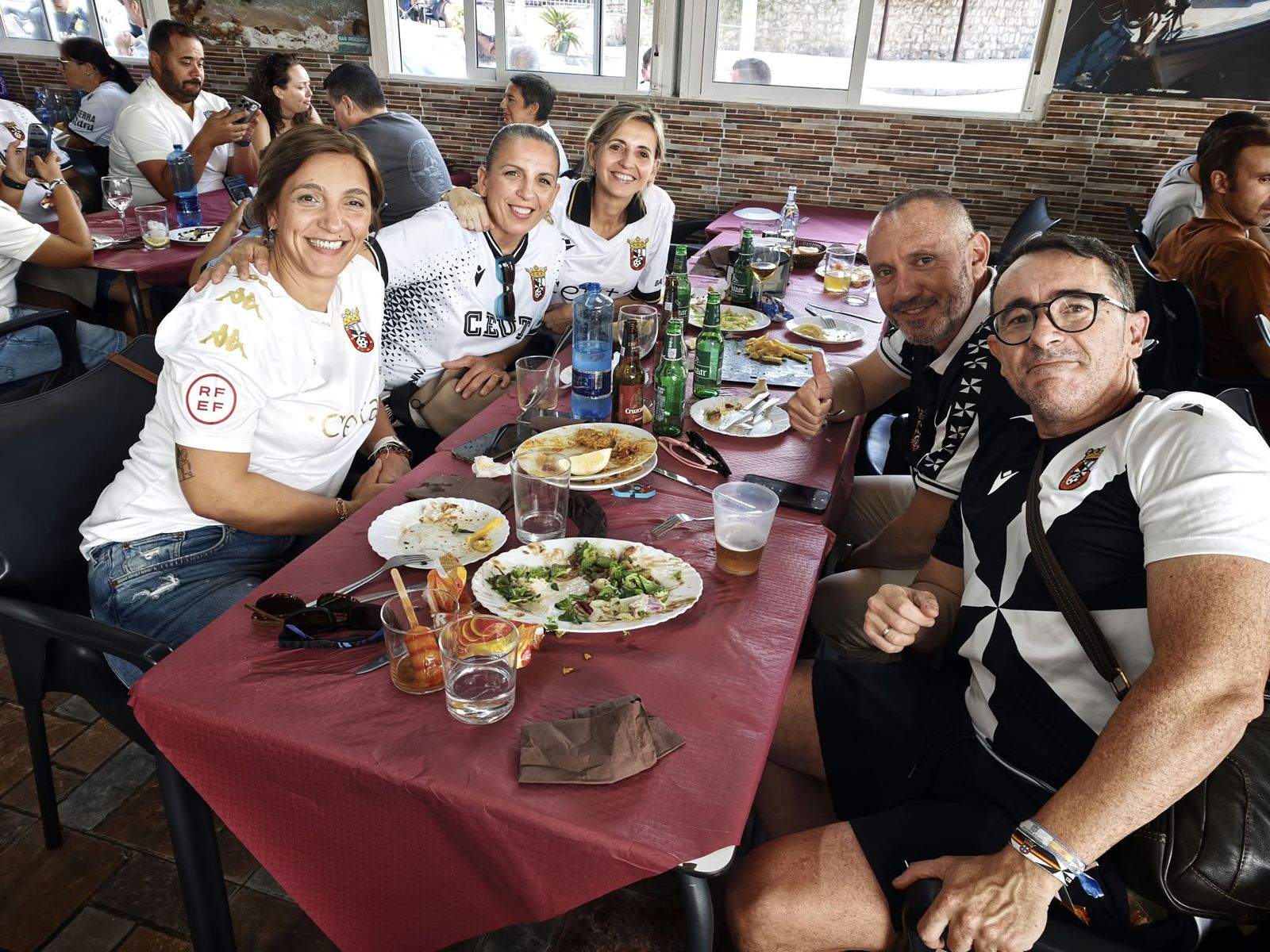Aficionados en la previa del partido ante el Sabadell