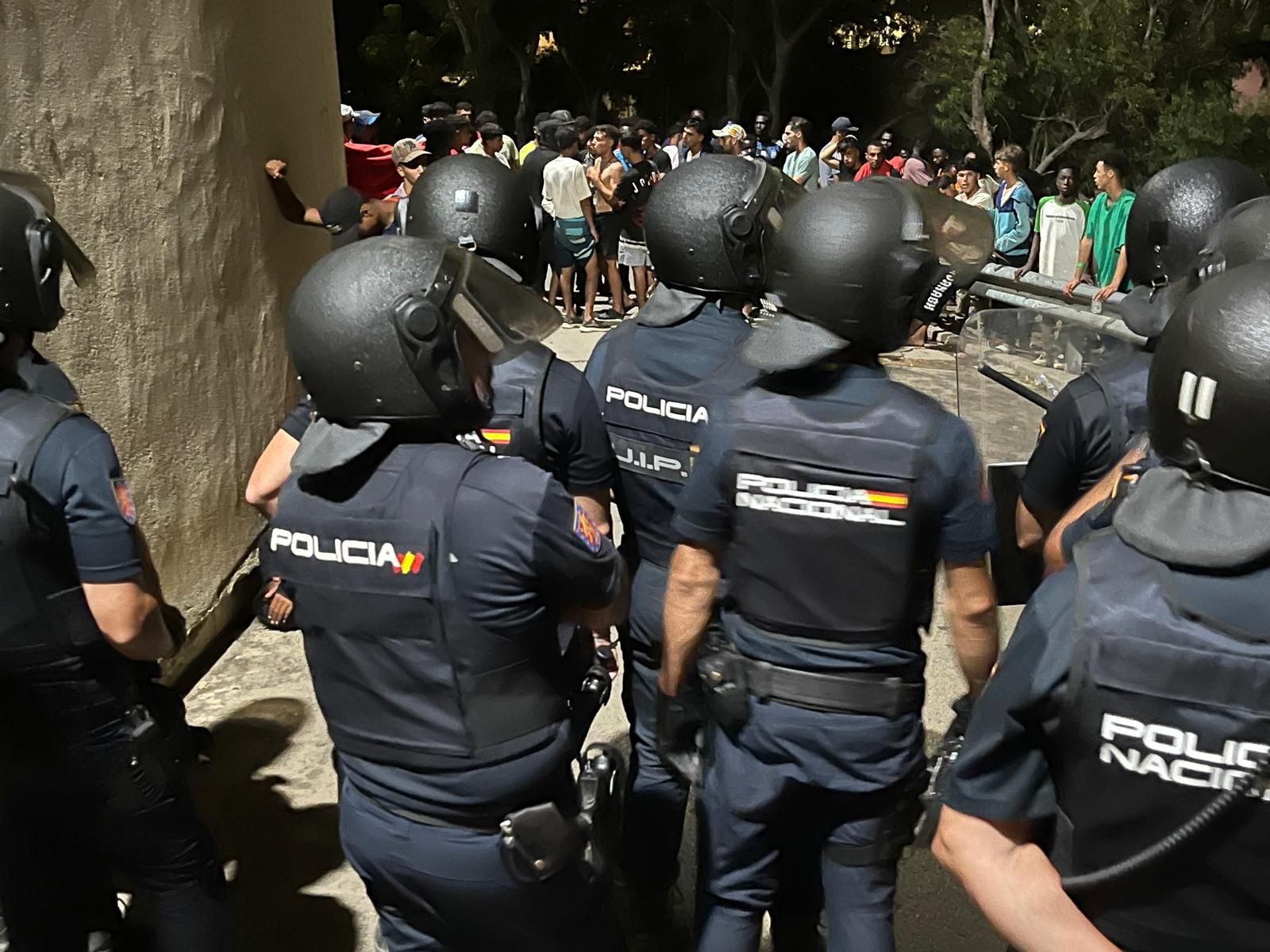 La Policía Nacional forma un cordón para despejar los alrededores del CETI tras un intento de entrada forzosa