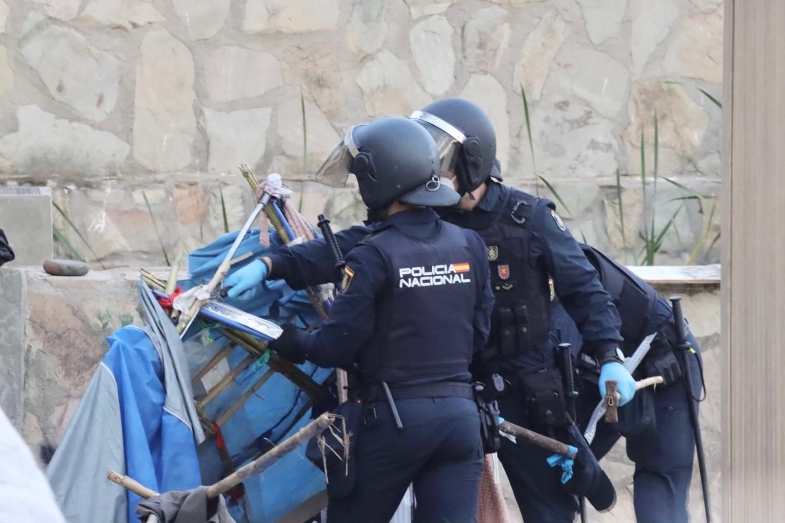 La Policía despliega 350 agentes para levantar los asentamientos junto a la desalinizadora