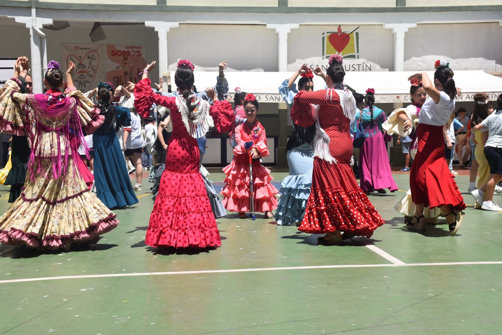 El Colegio de San Agustín disfruta de una feliz jornada solidaria con su Cruz de Mayo