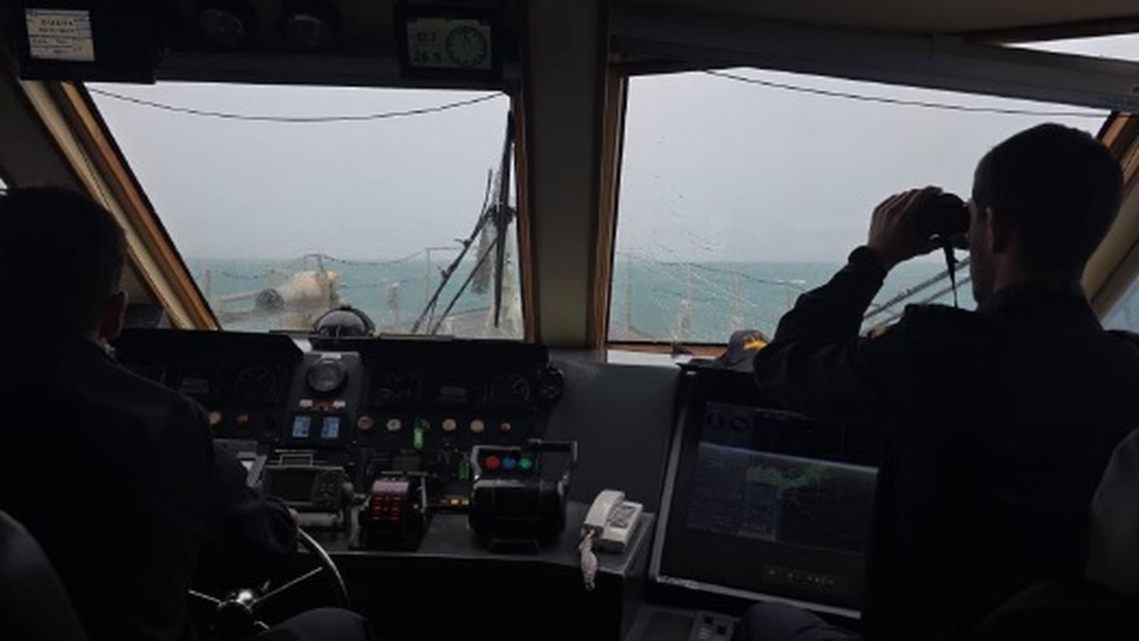 El personal de puente durante la navegación