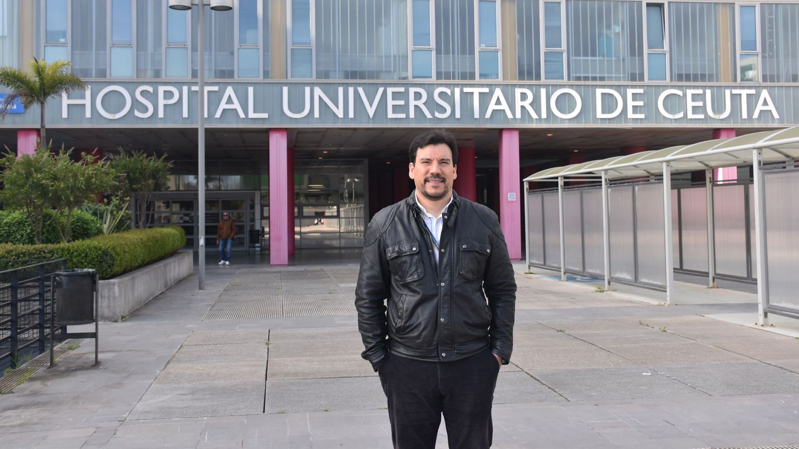 El cirujano del HUCE Piero Landra, a las puertas del hospital, tras el término de una guardia de 24 horas