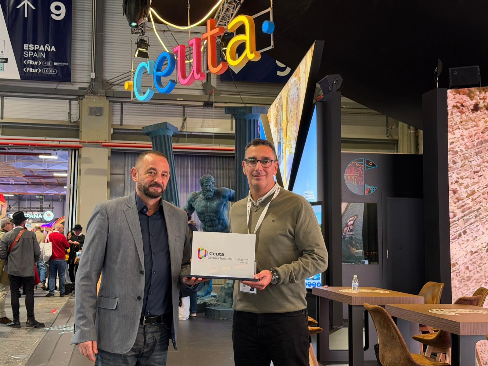 El asesor de la Consejería de Turismo Fernando Rodríguez recoge el distintivo