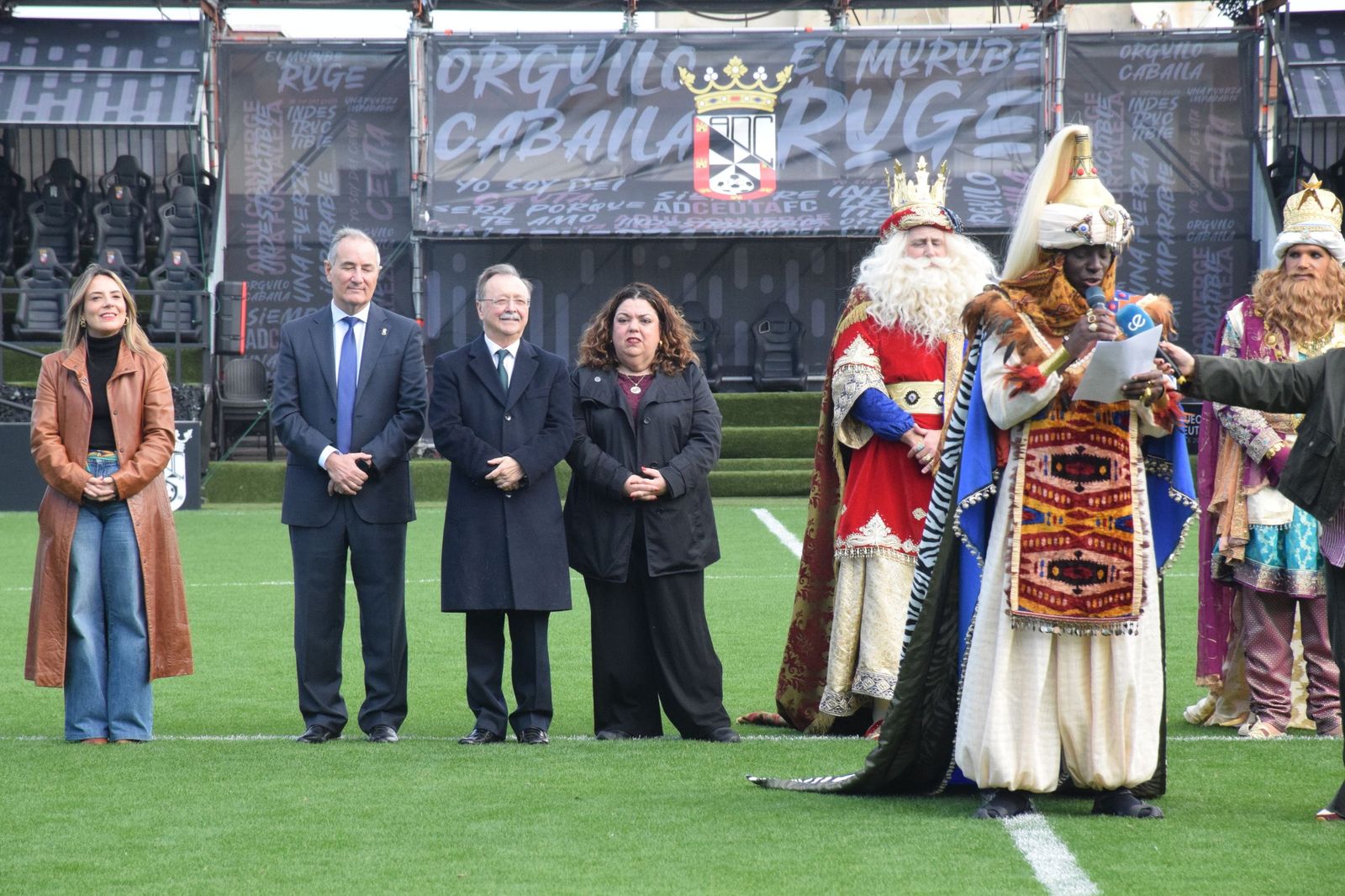 Los Reyes Magos aterrizan en el Alfonso Murube horas antes de la cabalgata