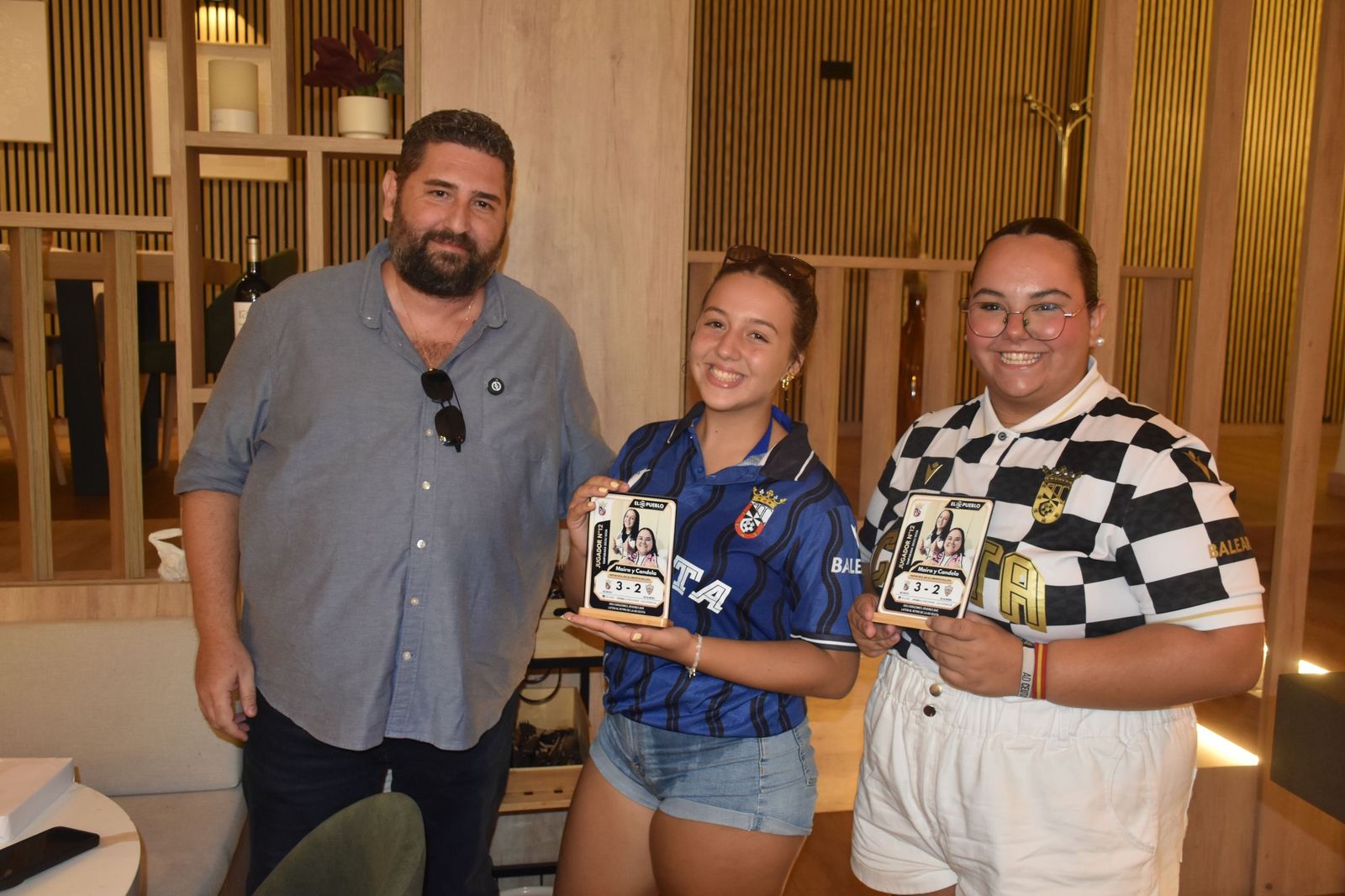 El Pueblo de Ceuta reúne a sus ‘Jugadores nº12’ y convierte su pasión por el Ceuta en cromos