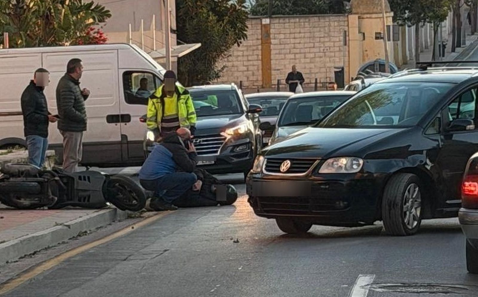 El motorista herido en la Avenida del Ejército Español antes de llegar los servicios de Emergencias