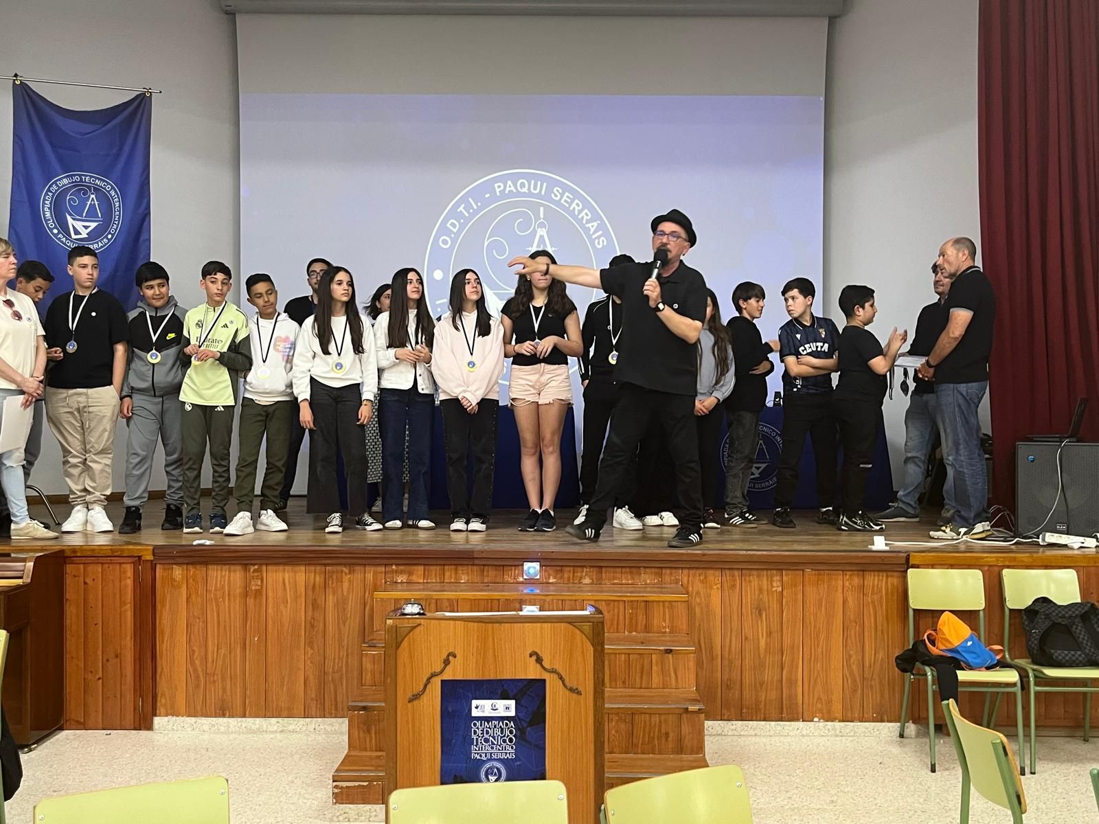 El IES Camoens acoge unas Olimpiadas de Dibujo Técnico con el legado de Paqui Serráis