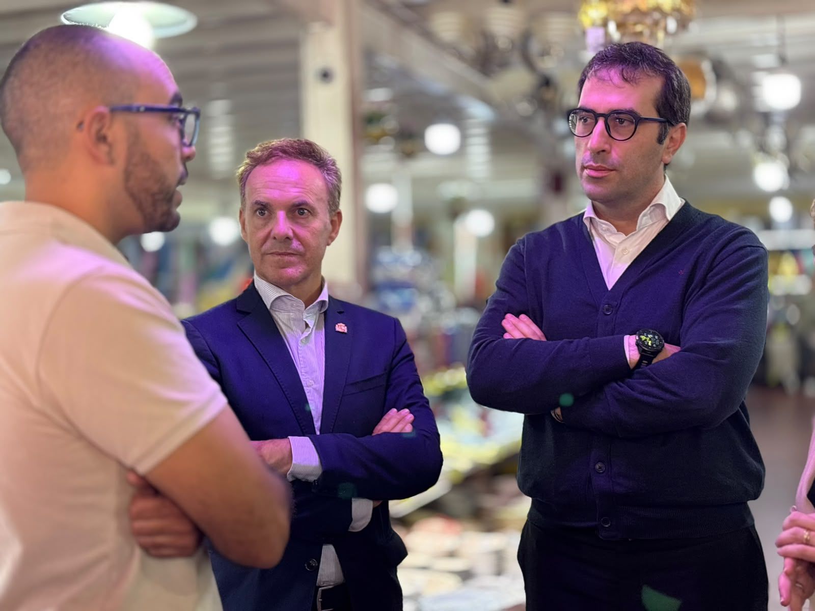 Carlos Cuerpo conoce de primera mano el comercio del Tarajal y los secretos del chocolate Maruja