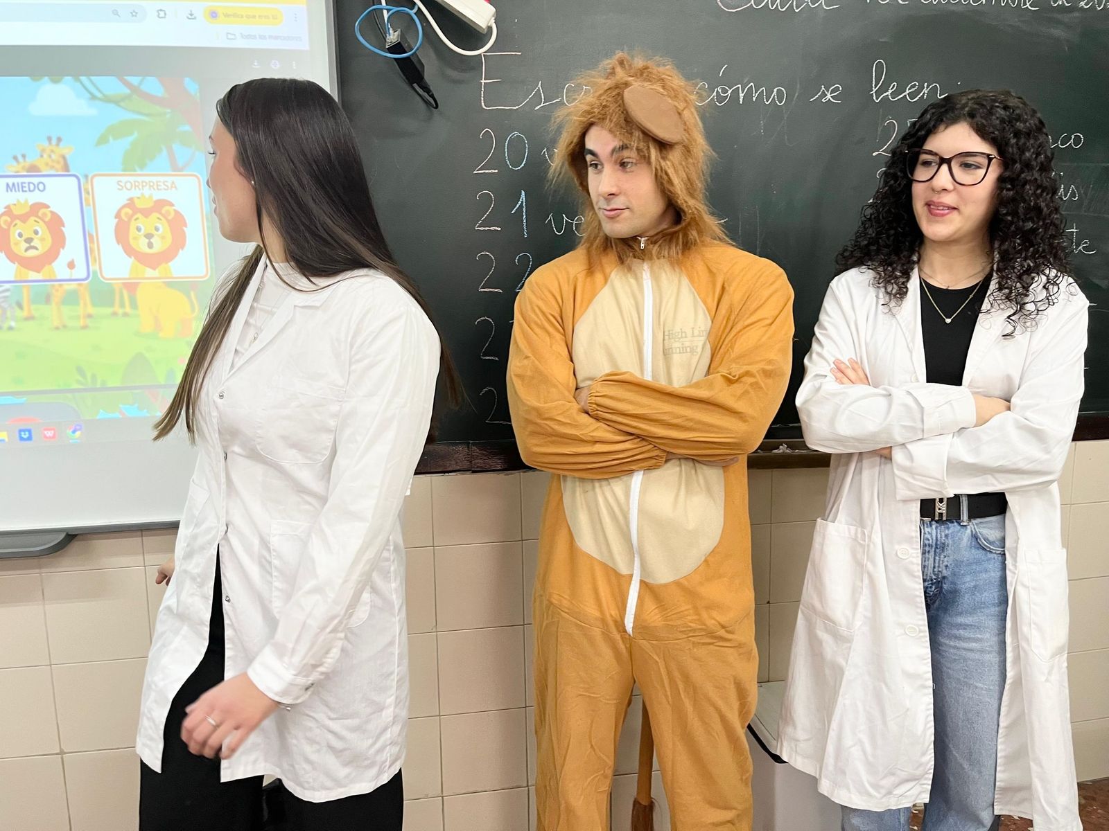 Estudiantes de Enfermería y pequeños del Beatriz de Silva, en una jornada sobre hábitos saludables