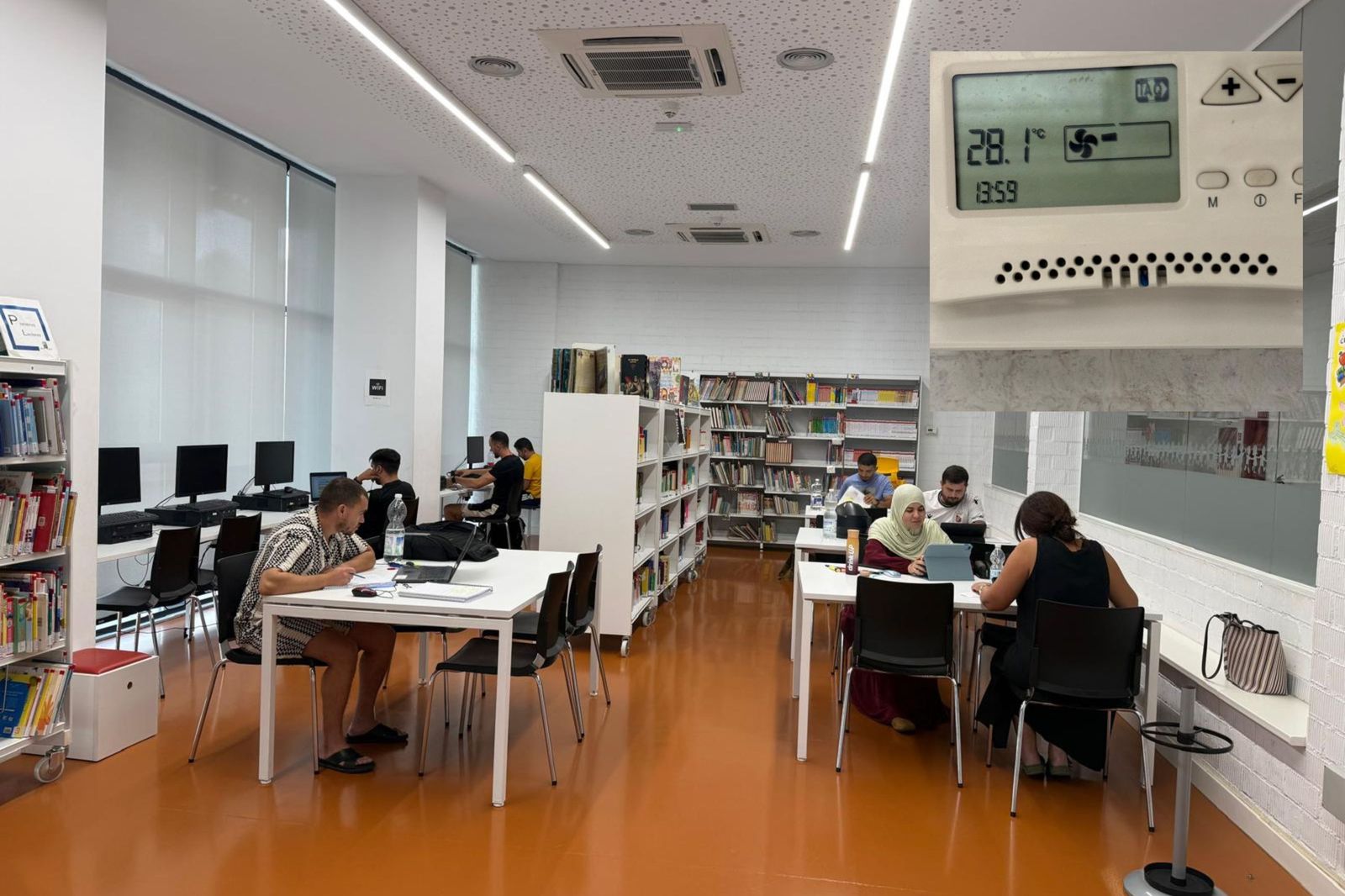 Usuarios de la Biblioteca del Morro en la sala infantil, el único sitio donde funciona el aire acondicionado