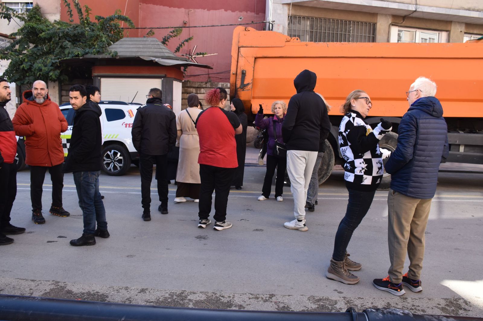 Vecinos y comerciantes de Hadú frente a la obra.