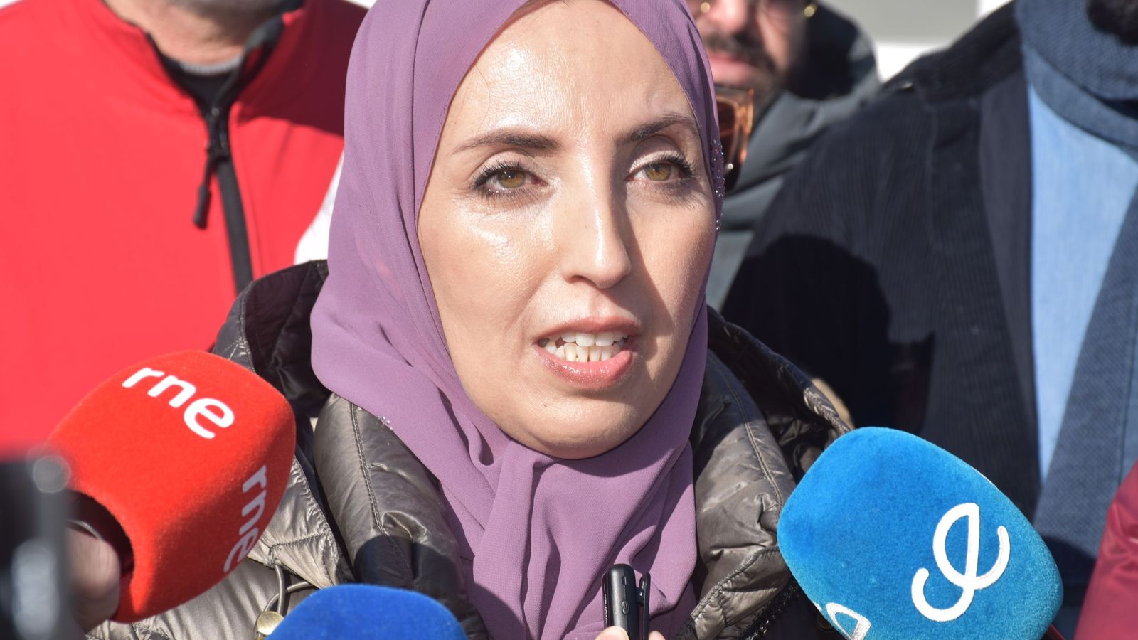 La líder del MDyC, Fatima Hamed, haciendo declaraciones