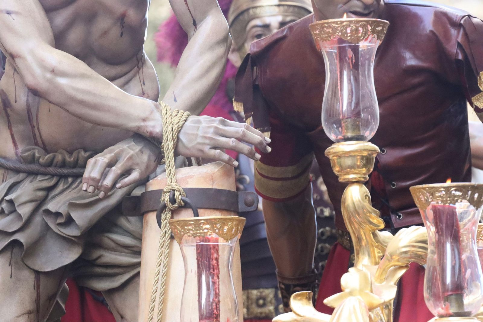 Cuarenta y cinco hombres bajo las trabajaderas y uno "ayudando desde el cielo"