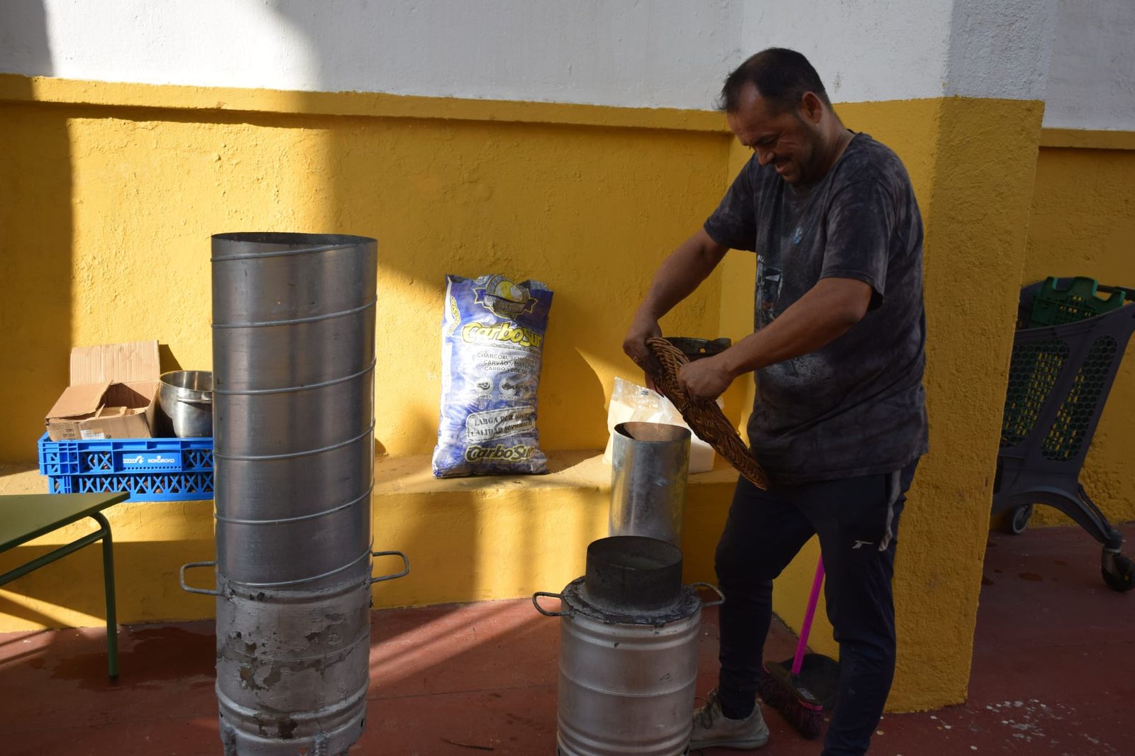 FOTGALERÍA | El Castañero visita el CEIP Ortega y Gasset y continúa su ruta por varios colegios de Ceuta