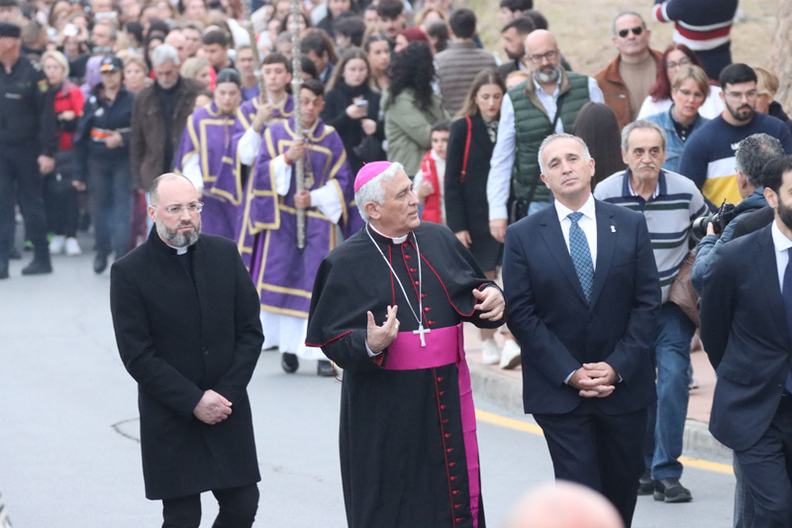 De izquierda a derecha: el vicario de Ceuta, Francisco Jesús Fernández Alcedo, el obispo de la Diócesis de Cádiz y Ceuta, Rafael Zornoza, y el comandante general de Ceuta, Marcos Llago. / FOTO REDUAN