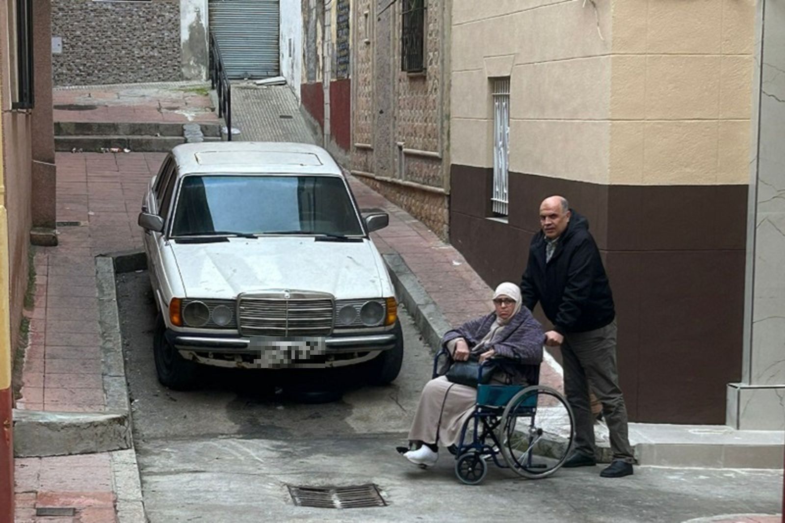 Esta es la situación que padece esta vecina de Hadú desde hace dos años para entrar y salir de su domicilio