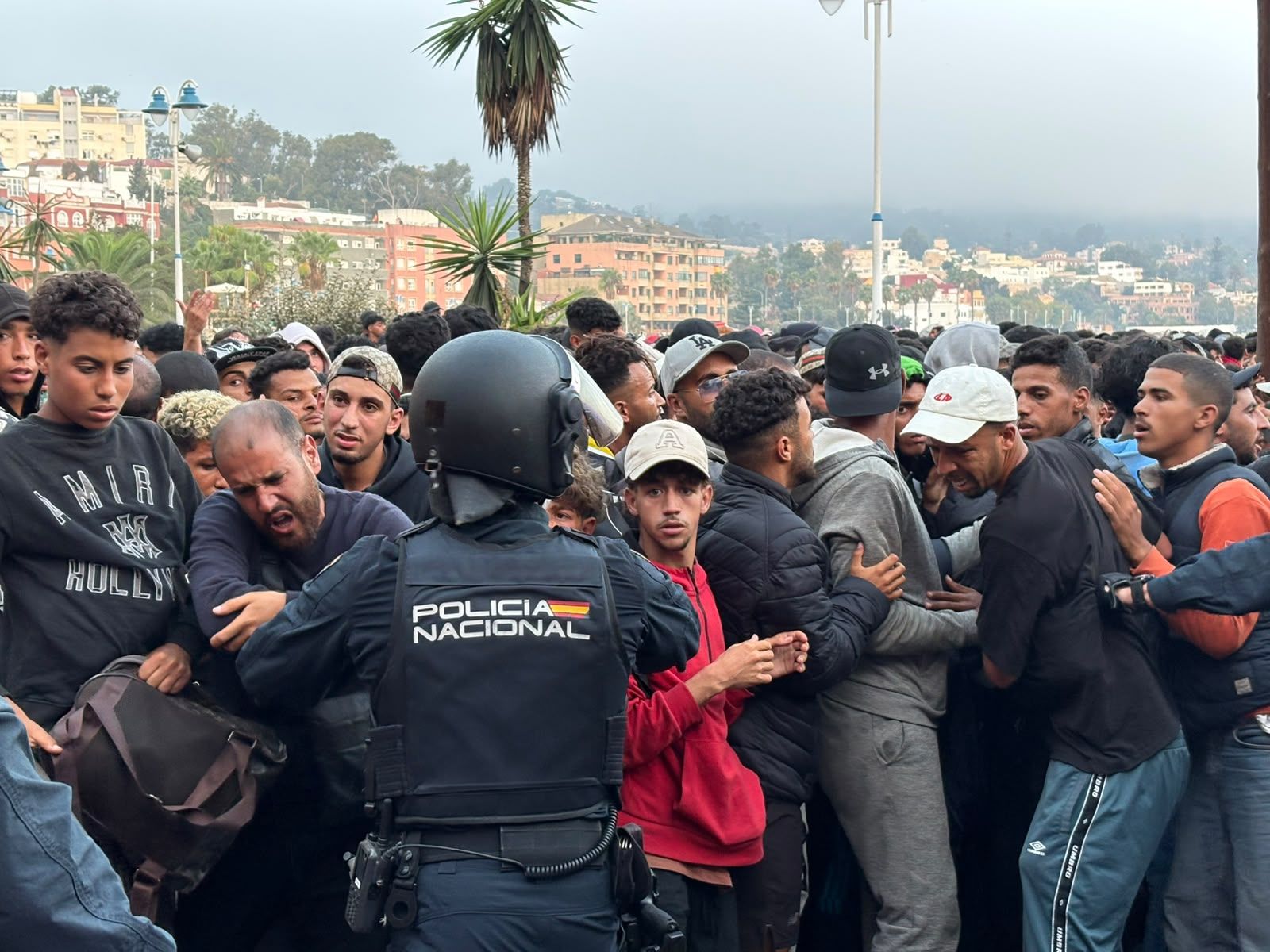 Tenso traslado  de más de  3.000 migrantes de las playas de Ceuta a un nuevo centro temporal