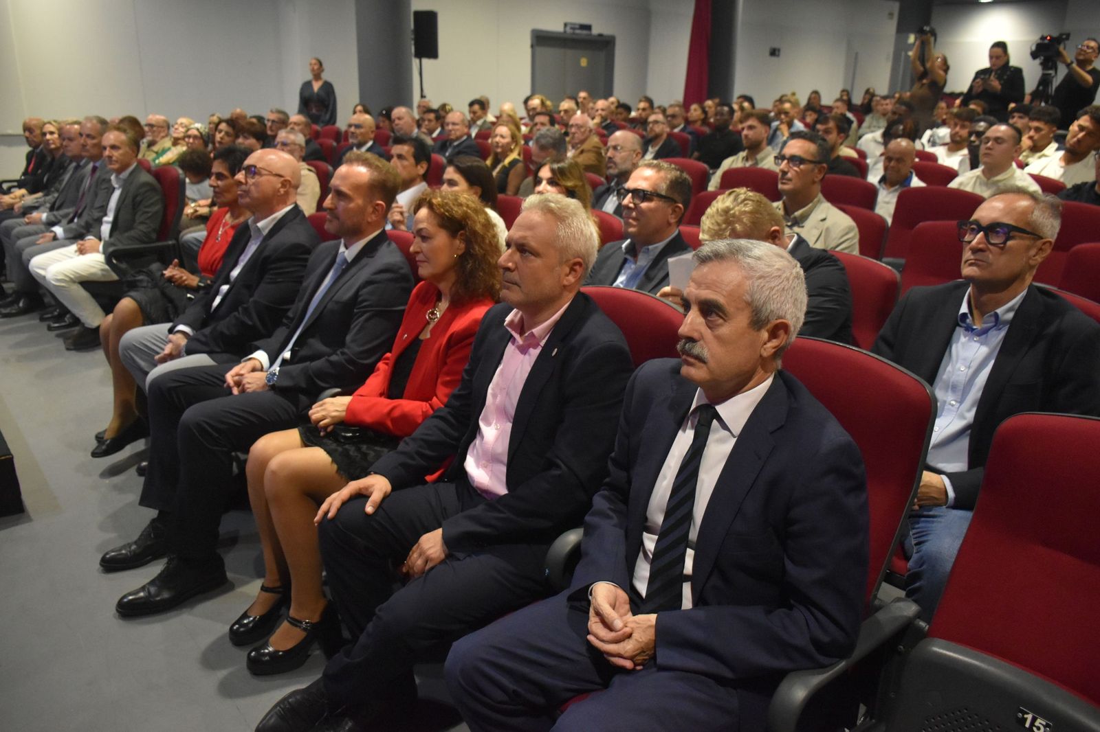 Luhay Hamido recibe la Medalla de Oro de la Cámara por su compromiso con el deporte ceutí