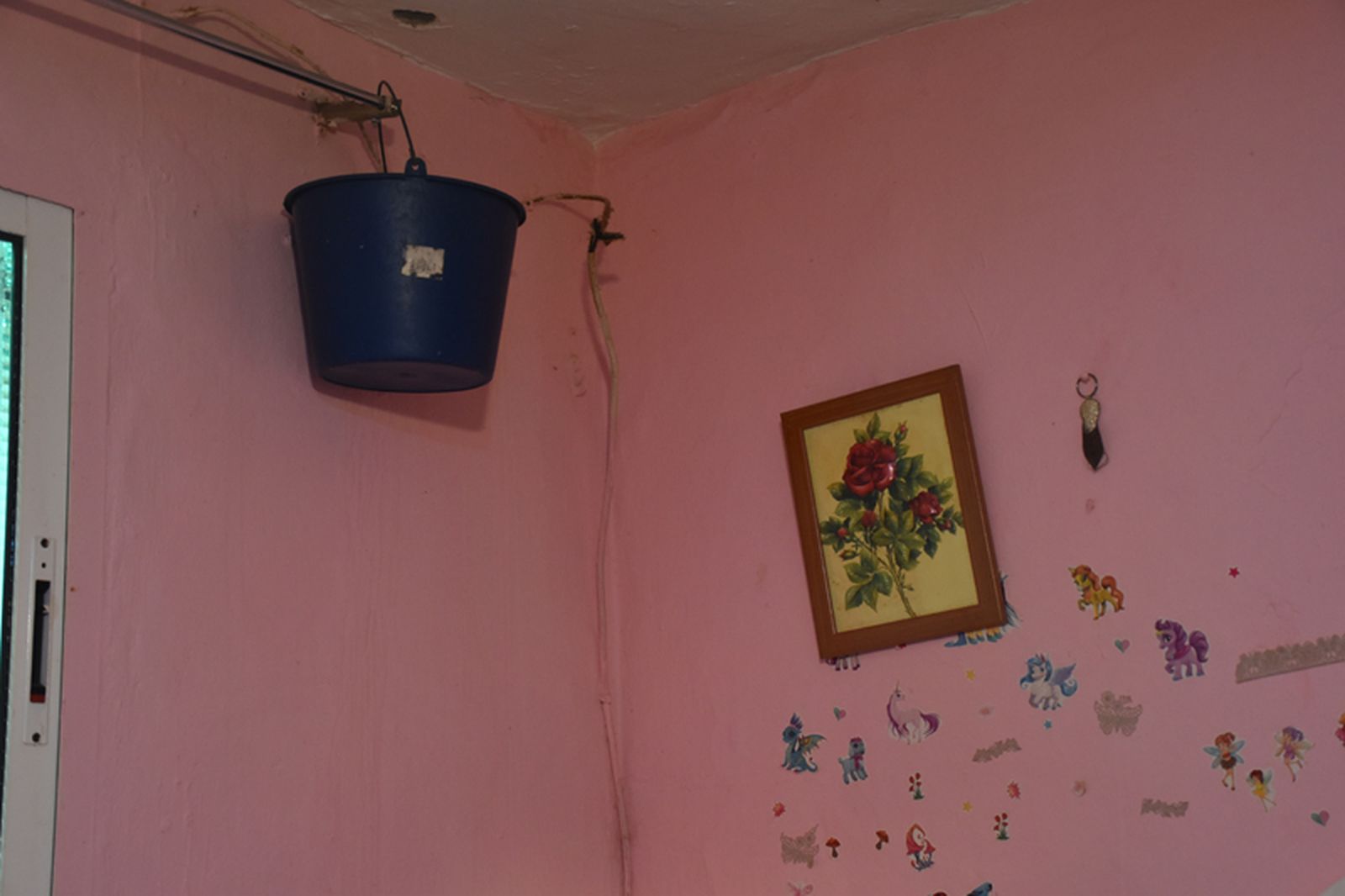 El techo del dormitorio de la pareja sufre de humedades, como el resto de pisos del edificio. / FOTO G.S.