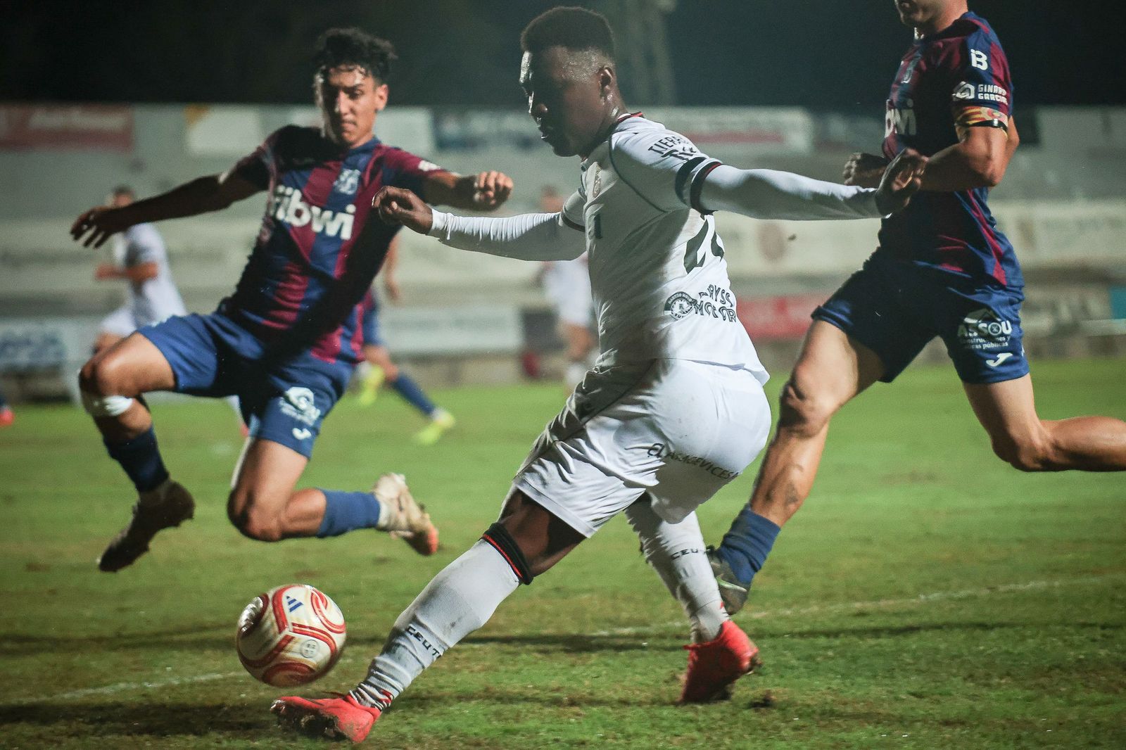 Victoria poco convicente del Ceuta ante el Poblense (1-2) para avanzar en Copa